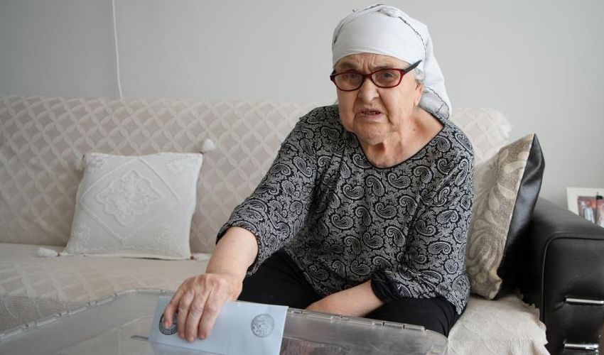 Kanser hastası kadın ‘seyyar sandık’ ile oyunu kullandı, mutluktan ağladı Kanser hastası kadın ‘seyyar sandık’ ile oyunu kullandı, mutluktan ağladı - 2. Resim