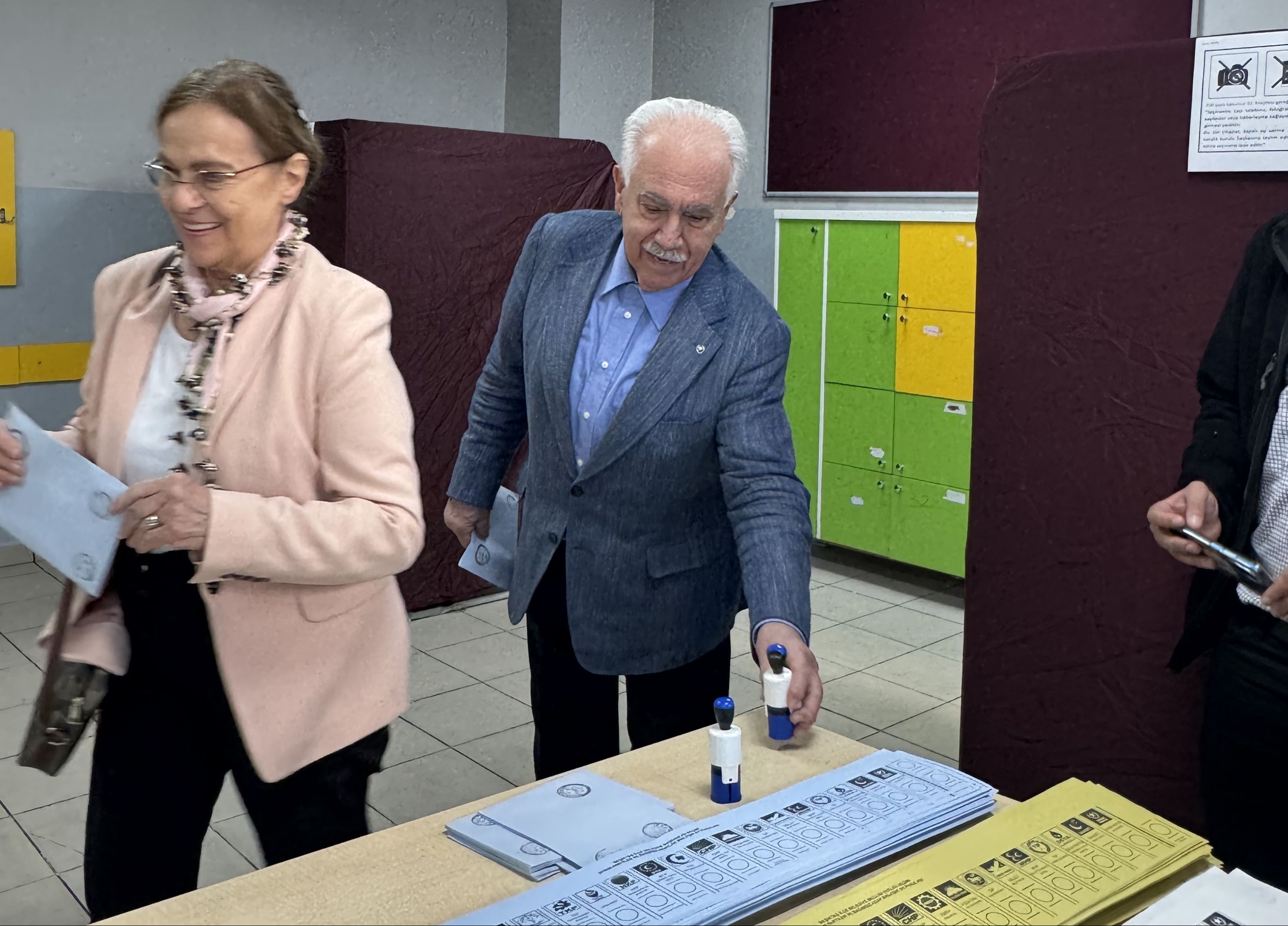 Liderler oylarını kullandı! Sandık başından ilk mesajlar Liderler oylarını kullanıyor! Sandık başından ilk mesajlar - 1. Resim