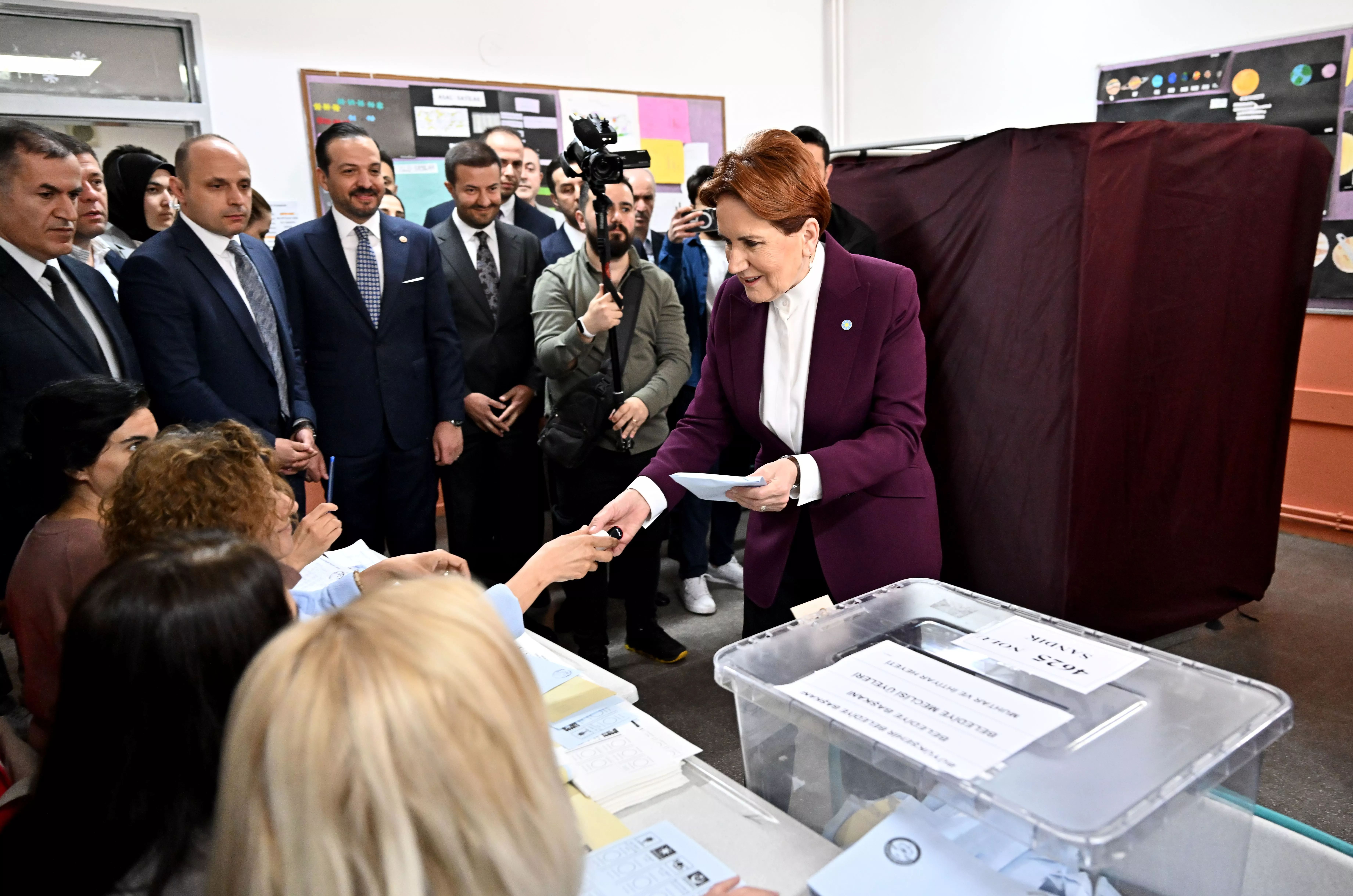 Liderler oylarını kullandı! Sandık başından ilk mesajlar Liderler oylarını kullanıyor! Sandık başından ilk mesajlar - 2. Resim