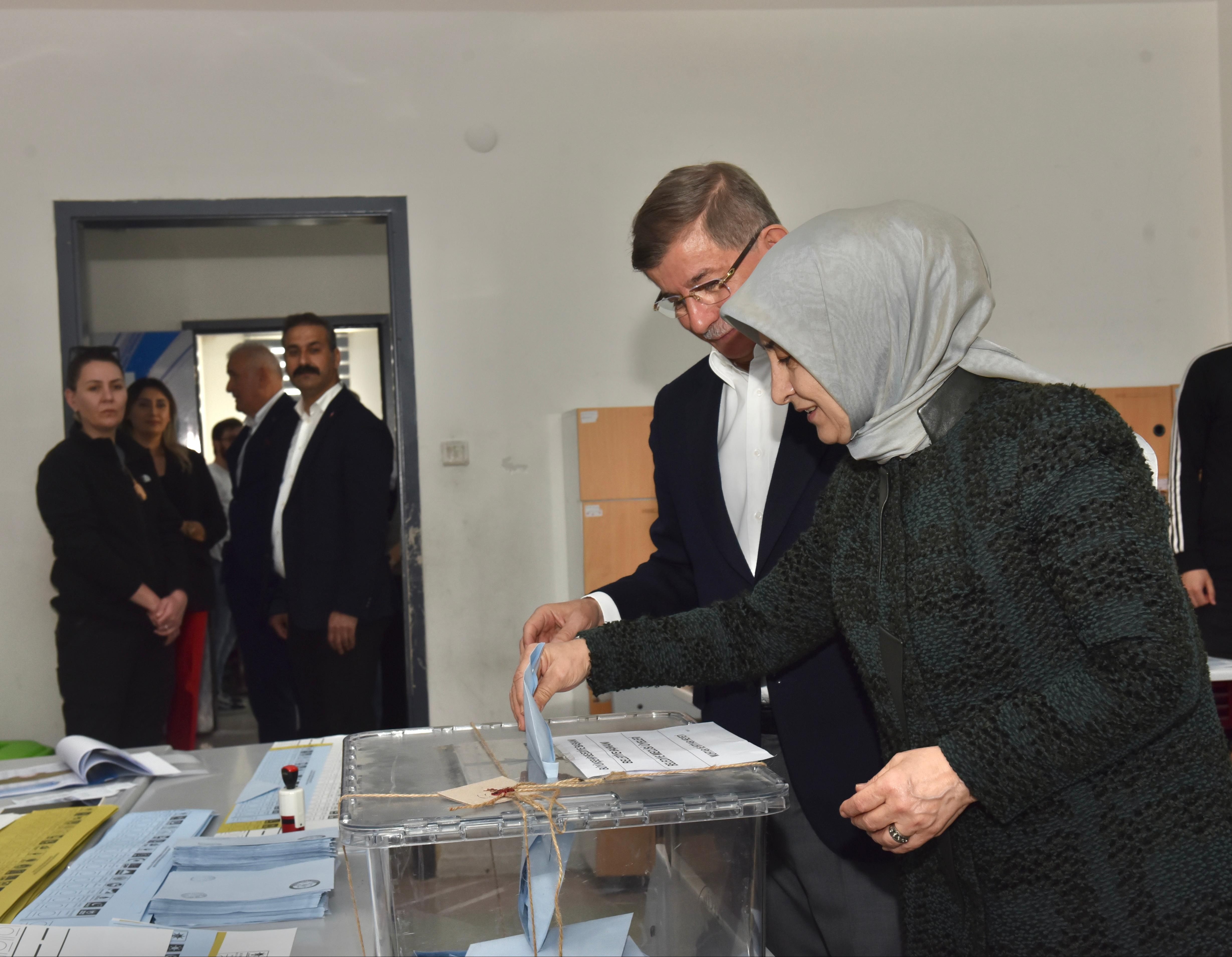 Liderler oylarını kullandı! Sandık başından ilk mesajlar Liderler oylarını kullanıyor! Sandık başından ilk mesajlar - 1. Resim