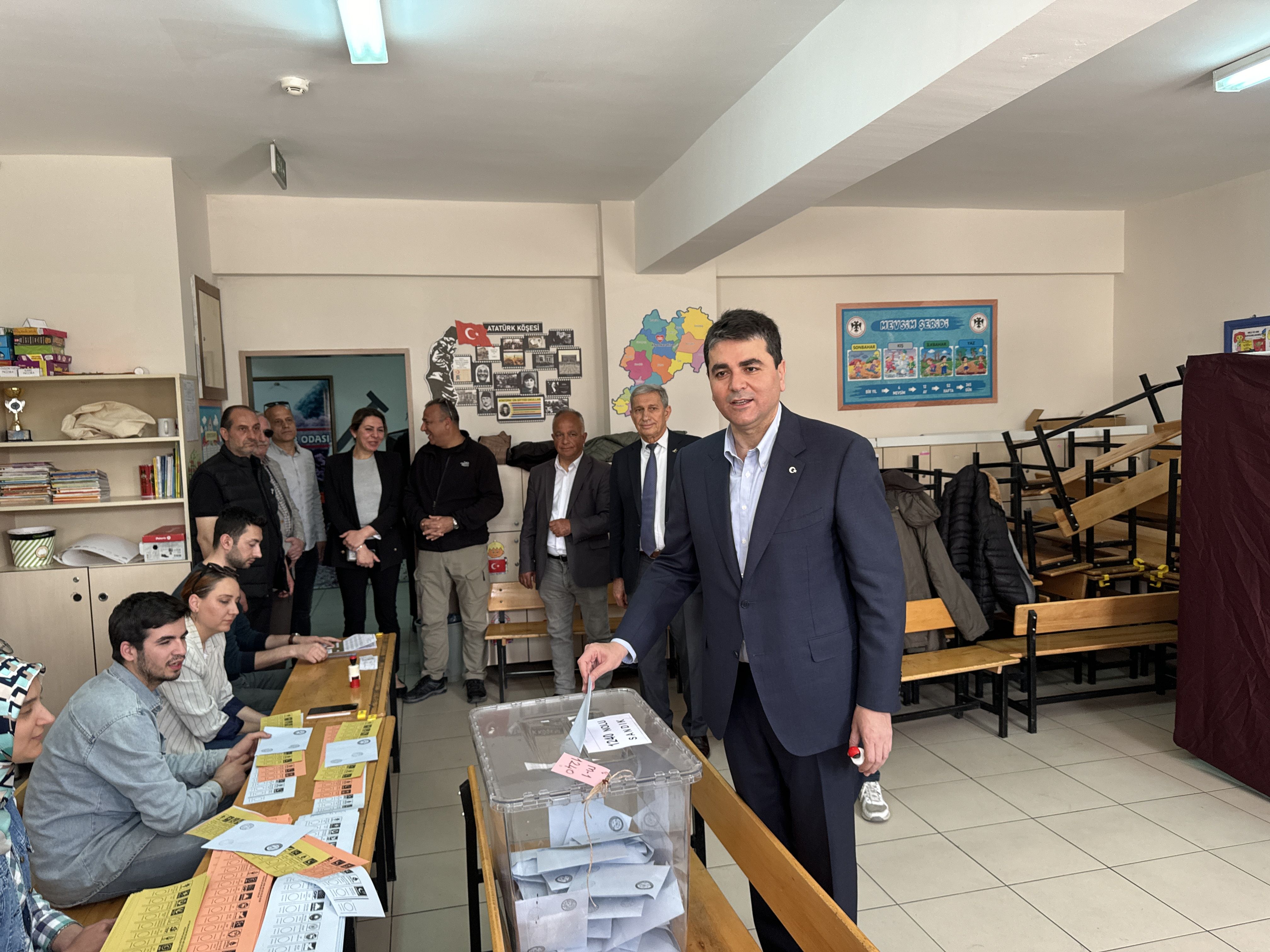 Liderler oylarını kullandı! Sandık başından ilk mesajlar Liderler oylarını kullanıyor! Sandık başından ilk mesajlar - 1. Resim