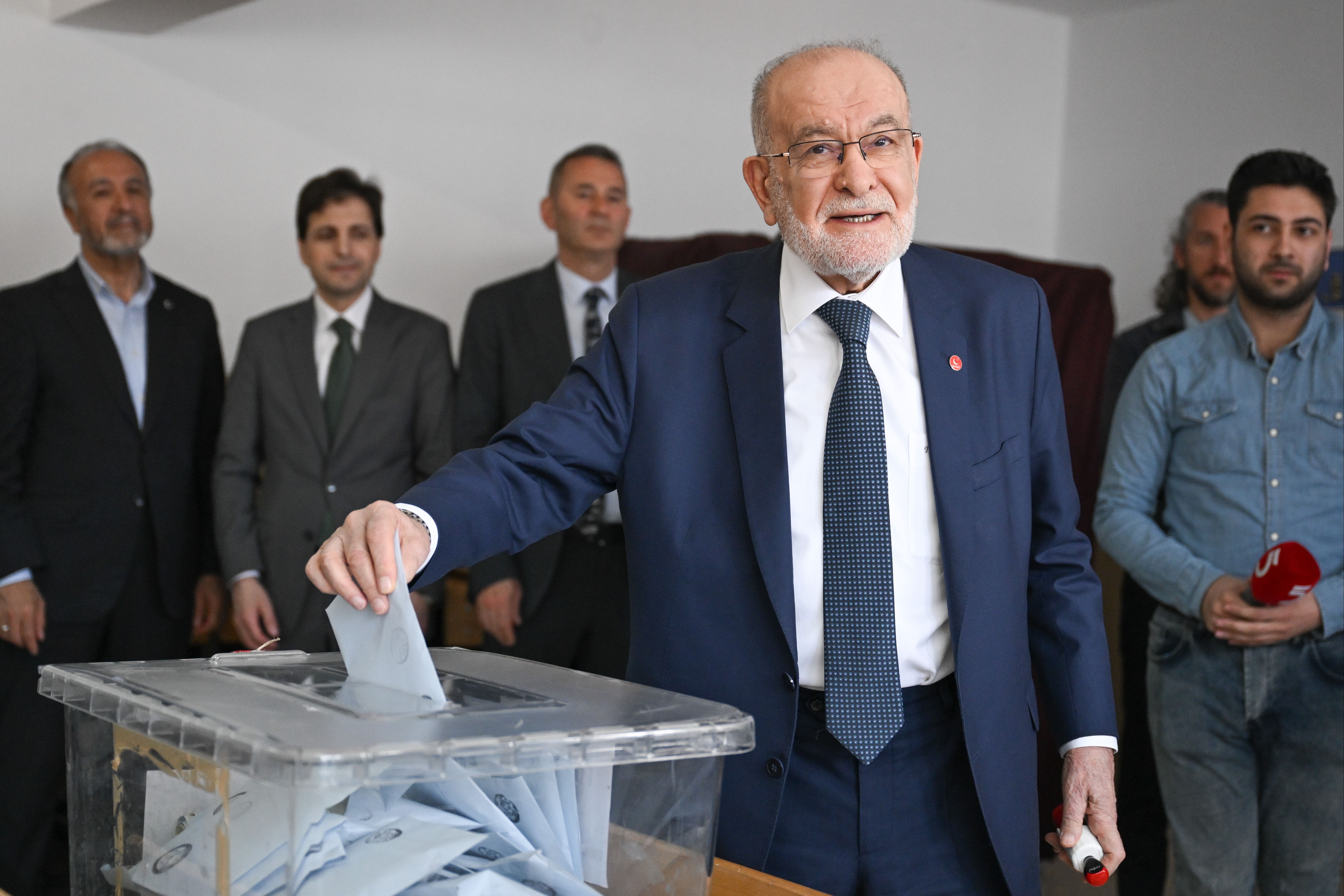 Liderler oylarını kullandı! Sandık başından ilk mesajlar Liderler oylarını kullanıyor! Sandık başından ilk mesajlar - 1. Resim
