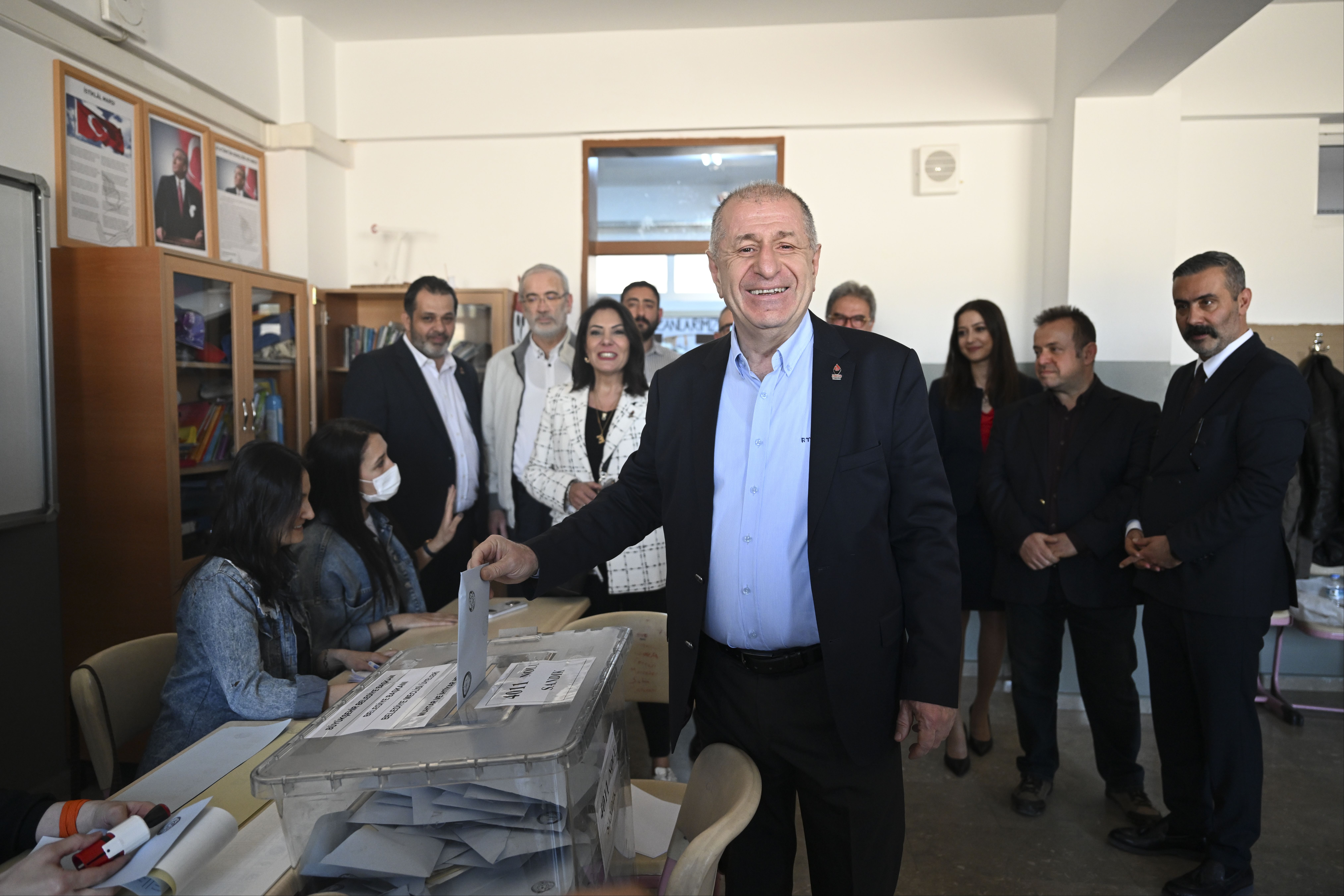 Liderler oylarını kullandı! Sandık başından ilk mesajlar Liderler oylarını kullanıyor! Sandık başından ilk mesajlar - 2. Resim