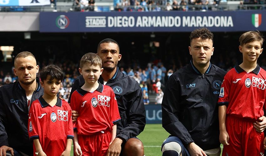Napoli'den ırkçılığa savaş! Futbolcular, Juan Jesus için diz çöktü - 2. Resim