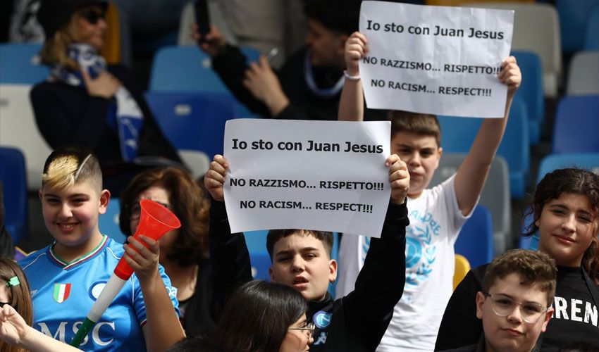 Napoli'den ırkçılığa savaş! Futbolcular, Juan Jesus için diz çöktü - 1. Resim