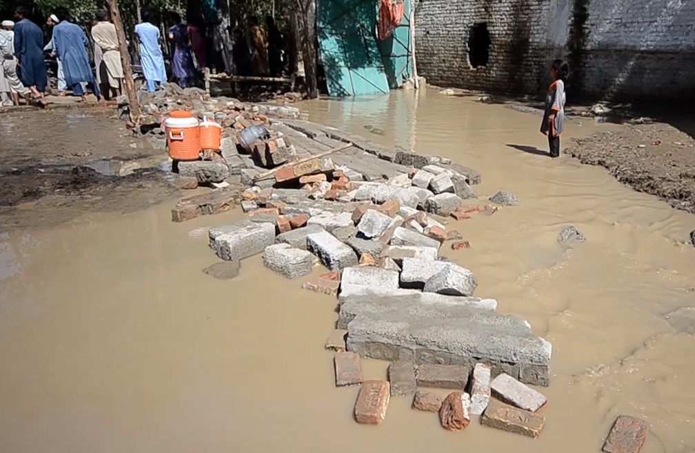 Pakistan’da şiddetli yağış nedeniyle evler çöktü: 10 ölü Pakistan’da şiddetli yağış nedeniyle evler çöktü: 10 ölü - 1. Resim
