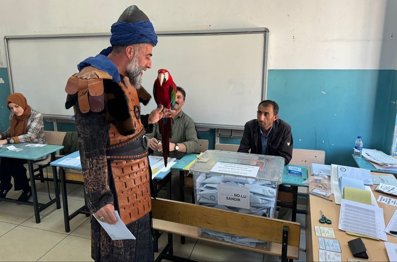 Papağanıyla oy kullanmaya geldi, ilgi odağı oldu! - 1. Resim