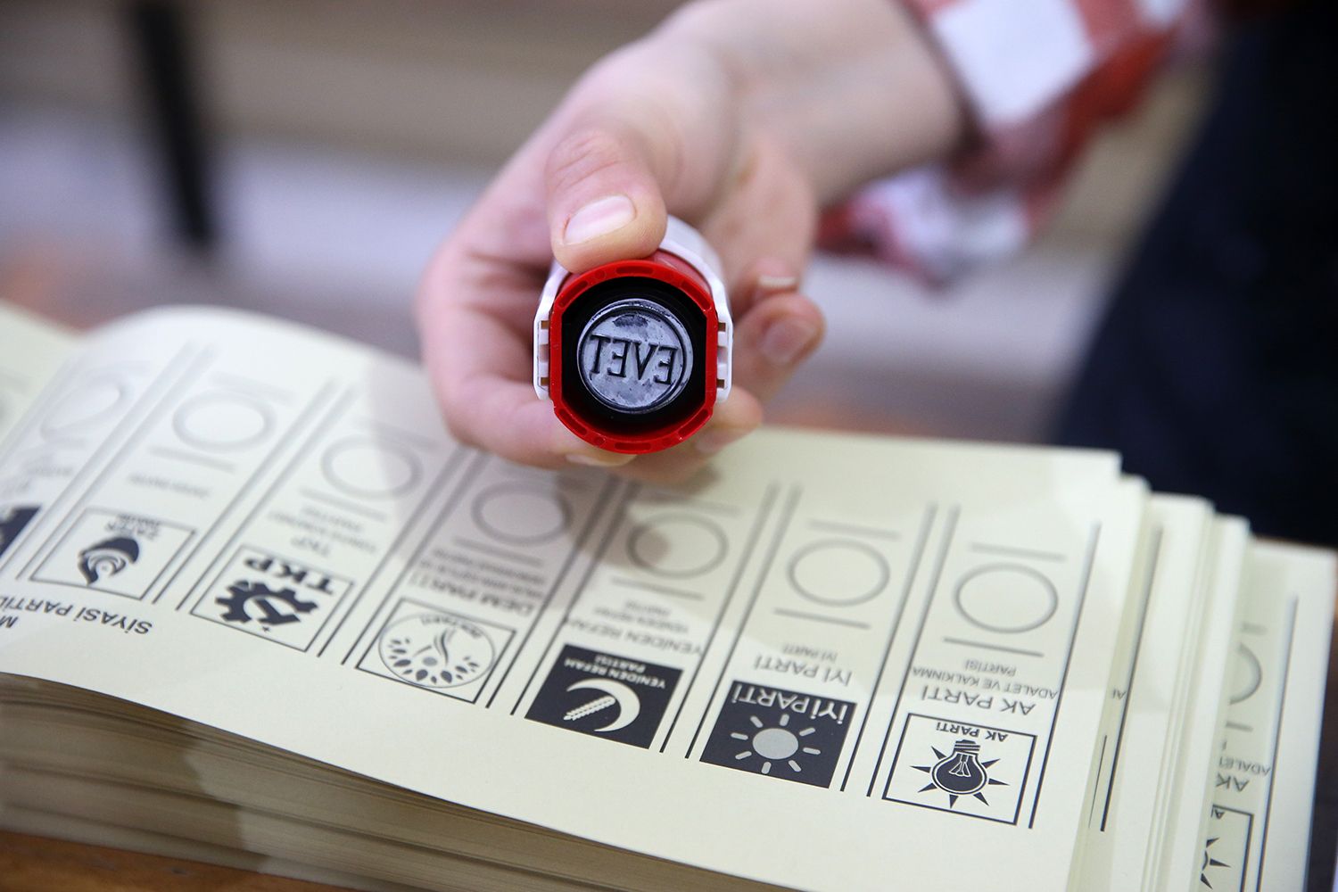 Süleyman Soylu oy kullanmaya eşi ile birlikte gitti Süleyman Soylu oy kullanmaya eşi ile birlikte gitti - 3. Resim