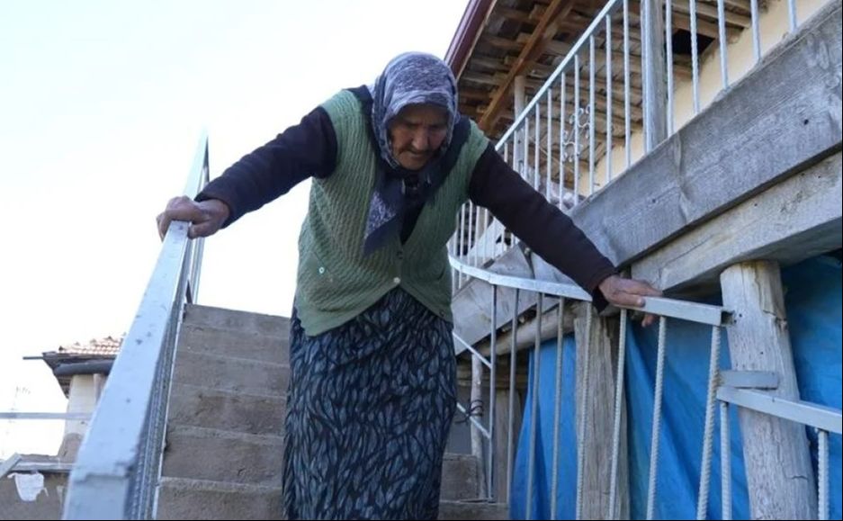 Türkiye'nin en yaşlı seçmeni! Arzu Nine 117 yaşında, sandık başında Türkiye'nin en yaşlı seçmeni! Arzu Nine 117 yaşında, sandık başında - 1. Resim