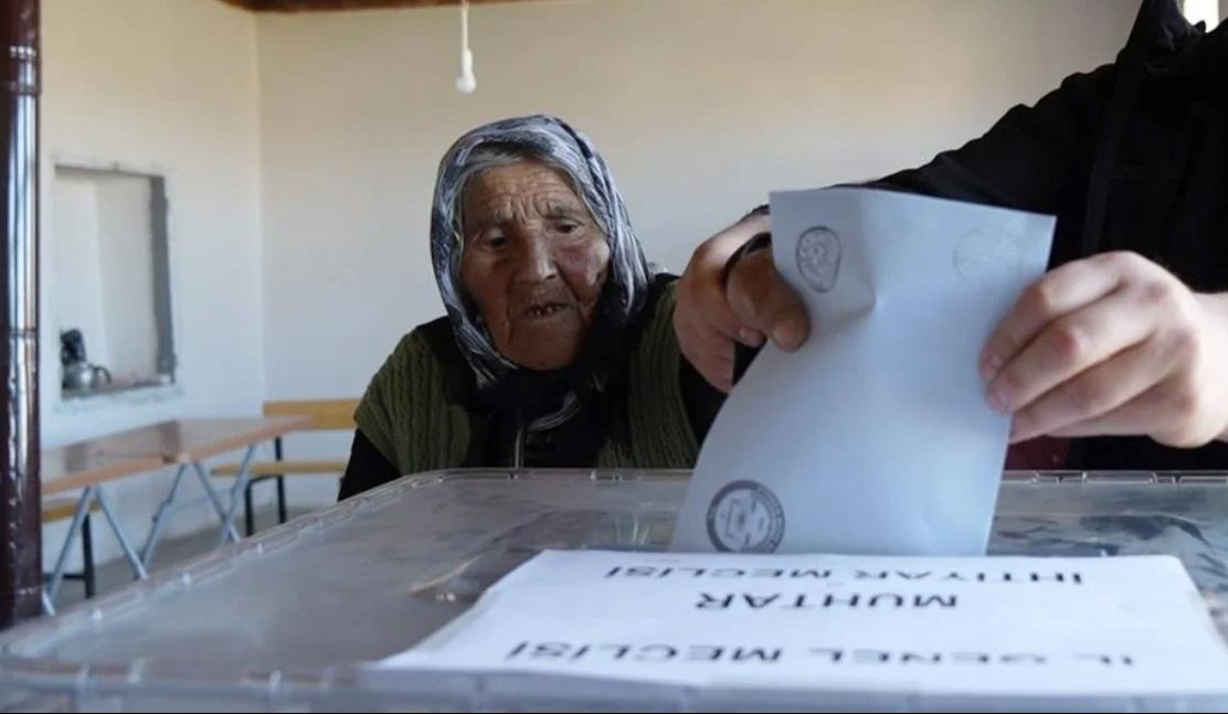 Türkiye'nin en yaşlı seçmeni! Arzu Nine 117 yaşında, sandık başında Türkiye'nin en yaşlı seçmeni! Arzu Nine 117 yaşında, sandık başında - 2. Resim