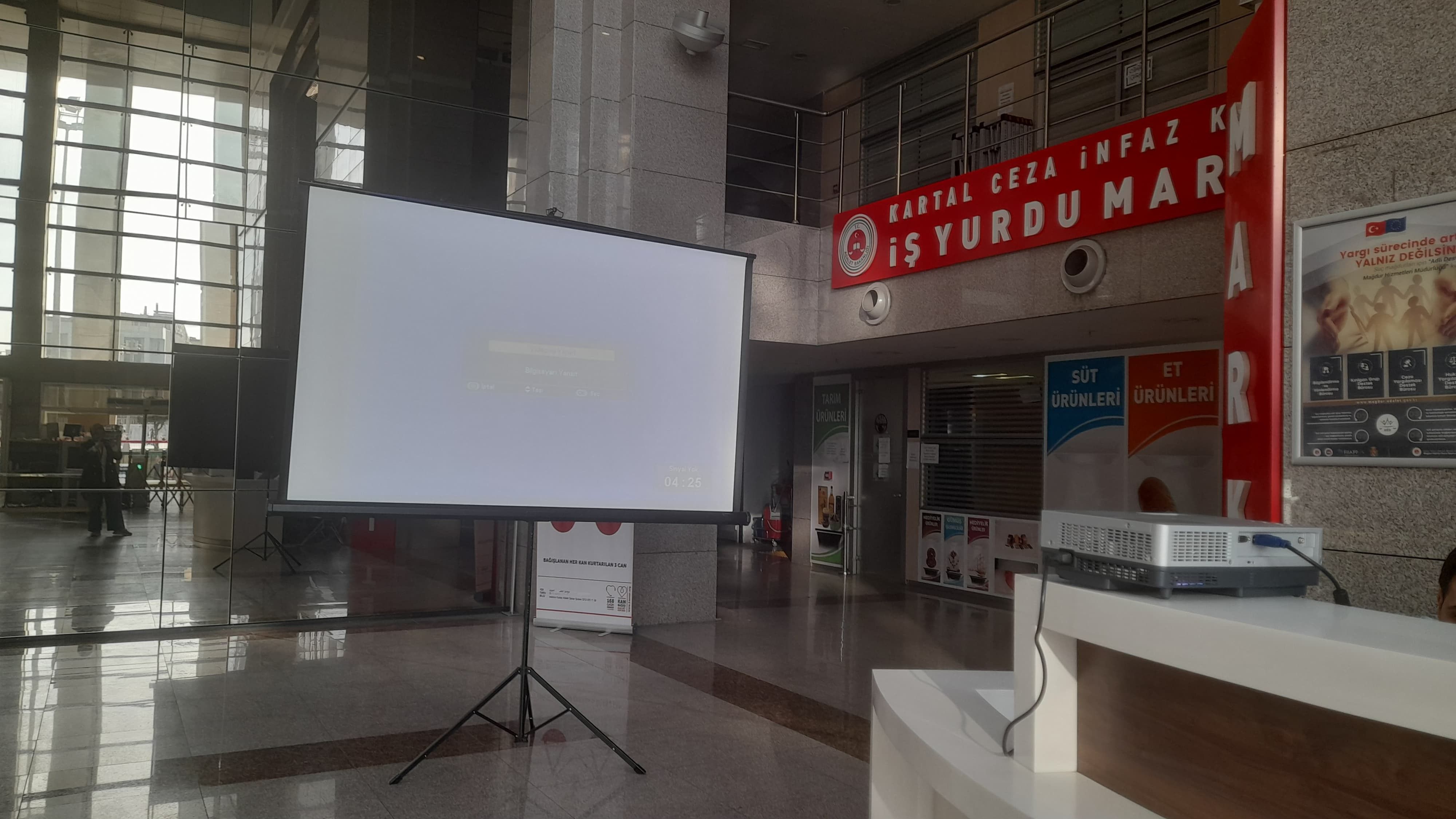 Yerel seçimle ilgili dakika dakika tüm gelişmeler... Yasak kalktı, işte ilk sonuçlar Yerel seçimle ilgili dakika dakika tüm gelişmeler... Sandıklar kapandı, oy sayımı başladı - 1. Resim