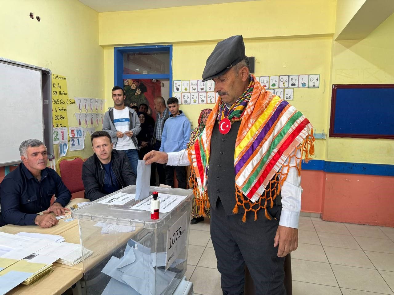 Yöresel kıyafetini alan sandığa gitti Yöresel kıyafetini alan sandığa gitti - 3. Resim