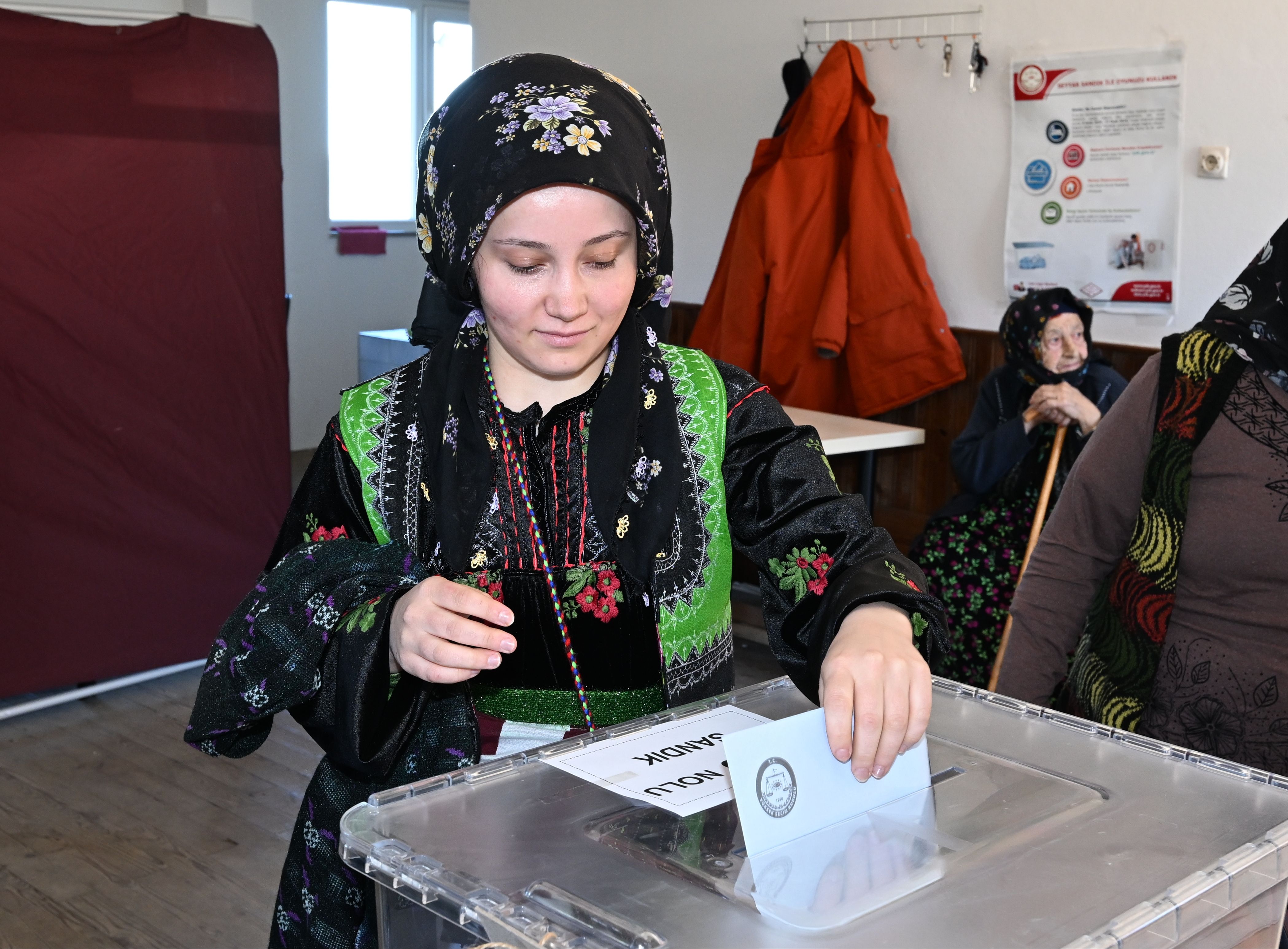 Yöresel kıyafetini alan sandığa gitti Yöresel kıyafetini alan sandığa gitti - 2. Resim