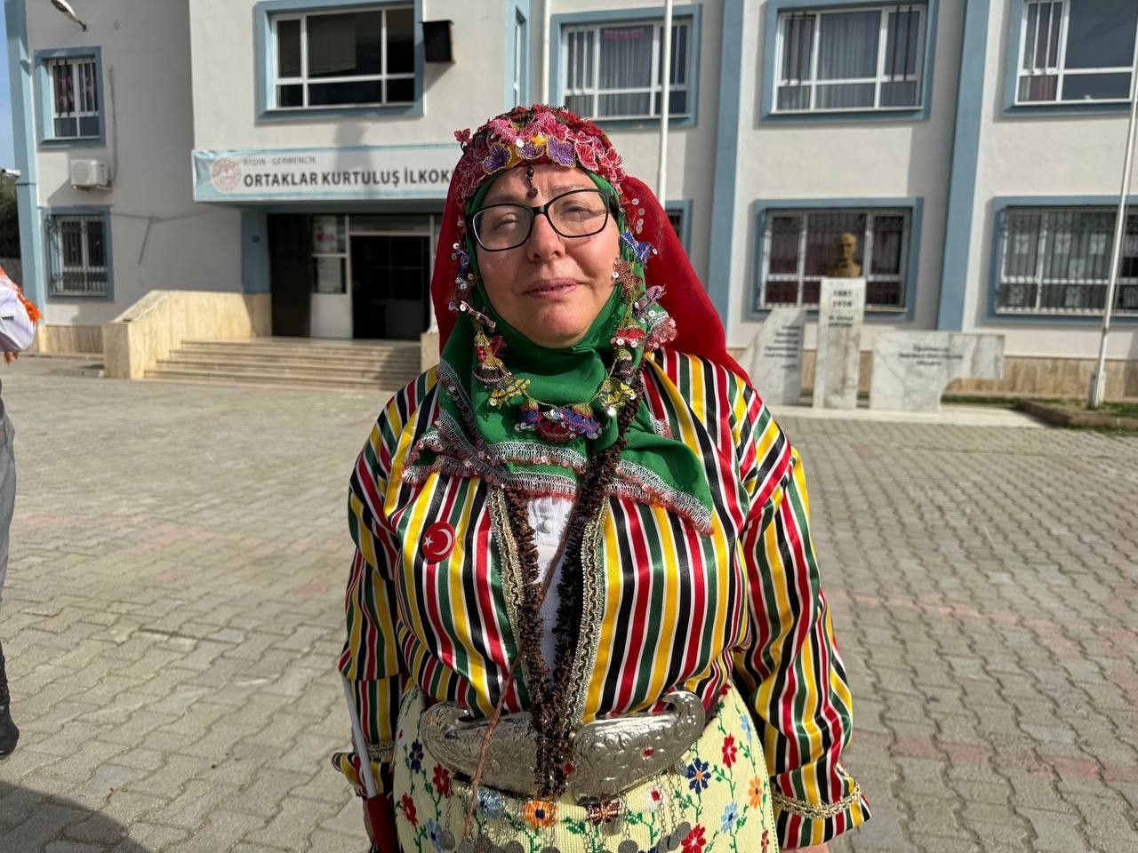 Yöresel kıyafetini alan sandığa gitti Yöresel kıyafetini alan sandığa gitti - 4. Resim