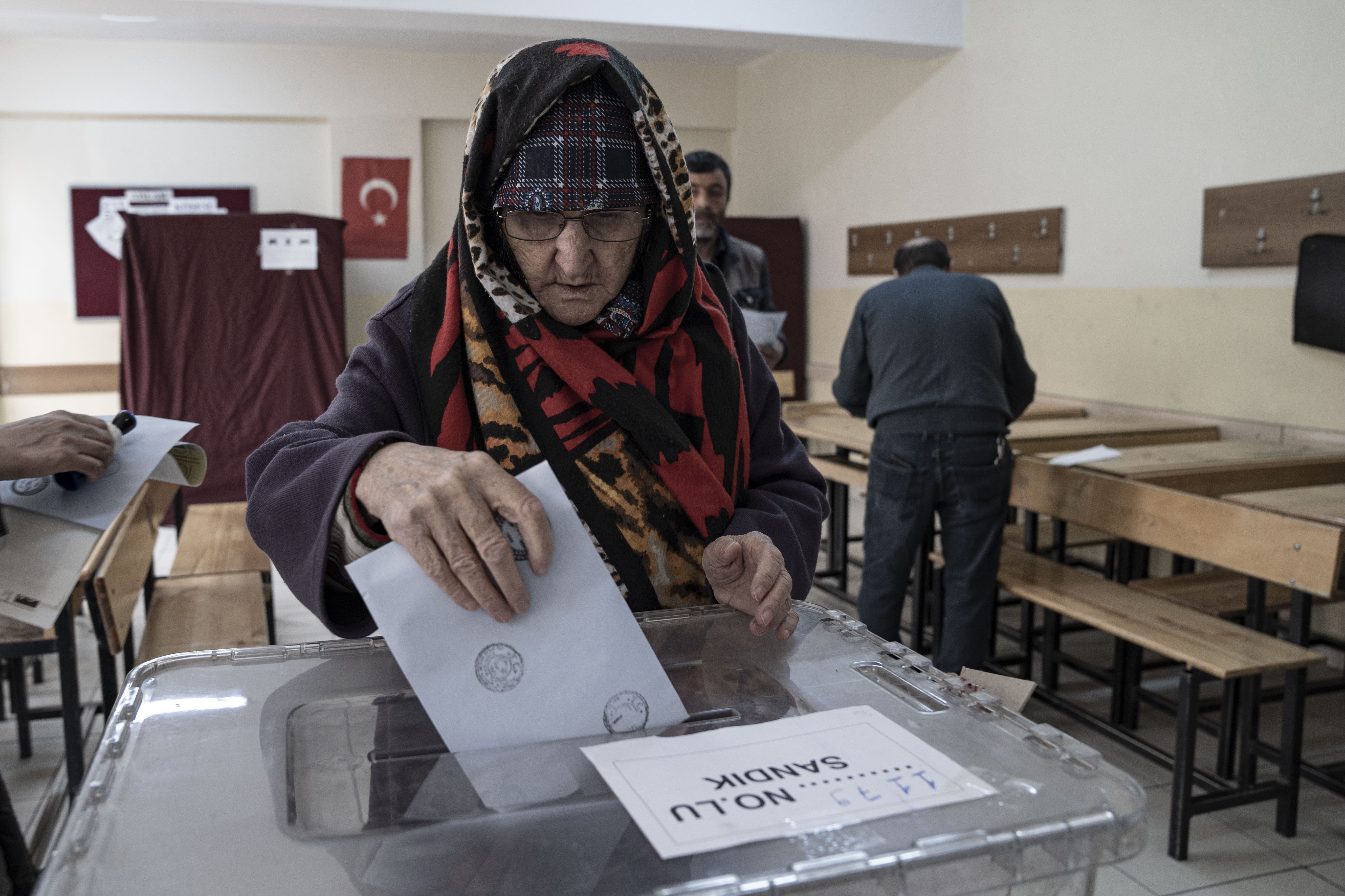 Yurt genelinde oy verme işlemi başladı! Bitiş saati illere göre değişecek... - 2. Resim