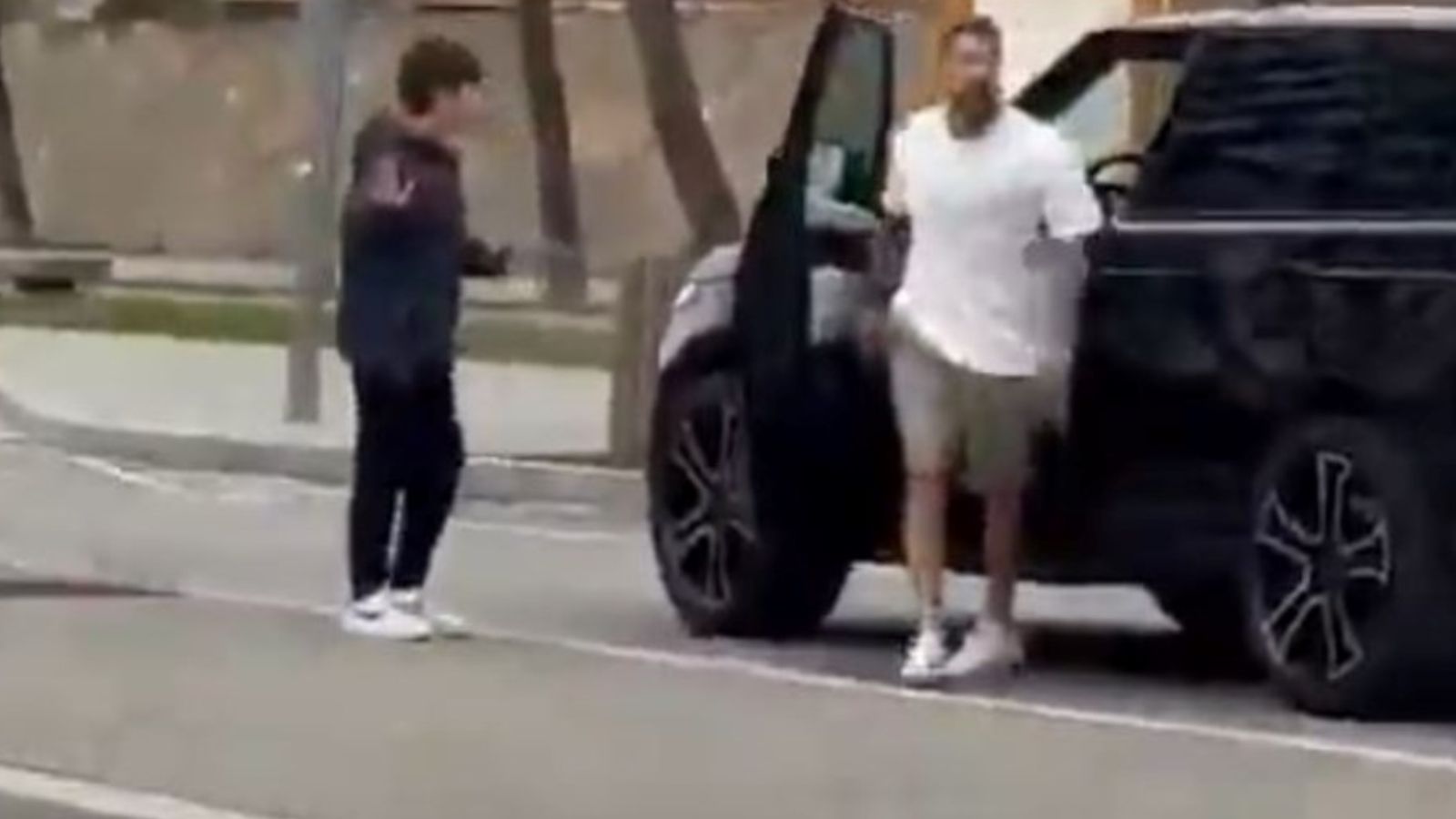 Barcelona'nın yıldızı &ouml;fkeden deliye d&ouml;nd&uuml;! Aracından indi, taraftarla kafa kafaya geldi - 1. Resim