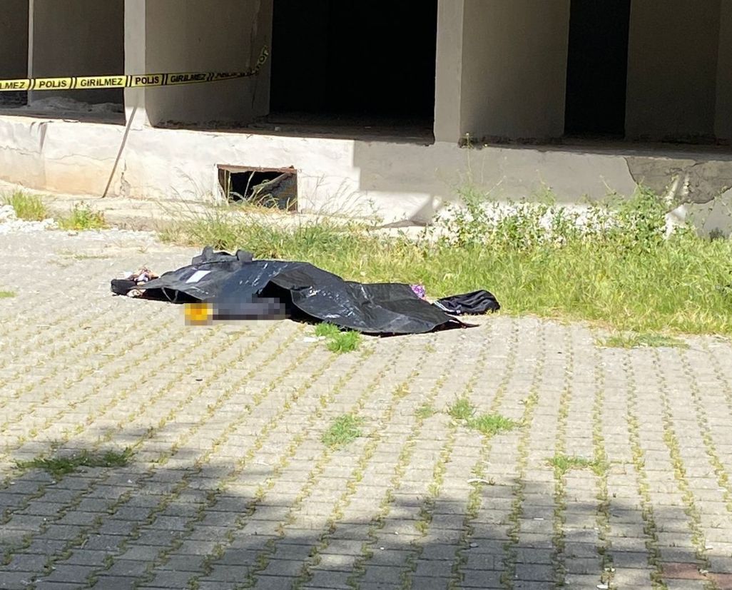 Çarşaf sarkıtıp kaçmaya çalışan hırsız, 8. kattan düşüp öldü Çarşaf sarkıtıp kaçmaya çalışan hırsız, 8. kattan düşüp öldü - 1. Resim