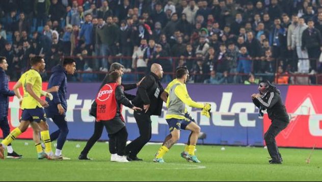 Fenerbahçeli Osayi-Samuel'den 2 Nisan paylaşımı! Maskeli taraftarı yumrukladığı görüntüler olay olmuştu Fenerbahçeli Osayi-Samuel'den 2 Nisan paylaşımı! Maskeli taraftarı yumrukladığı görüntüler olay olmuştu - 1. Resim