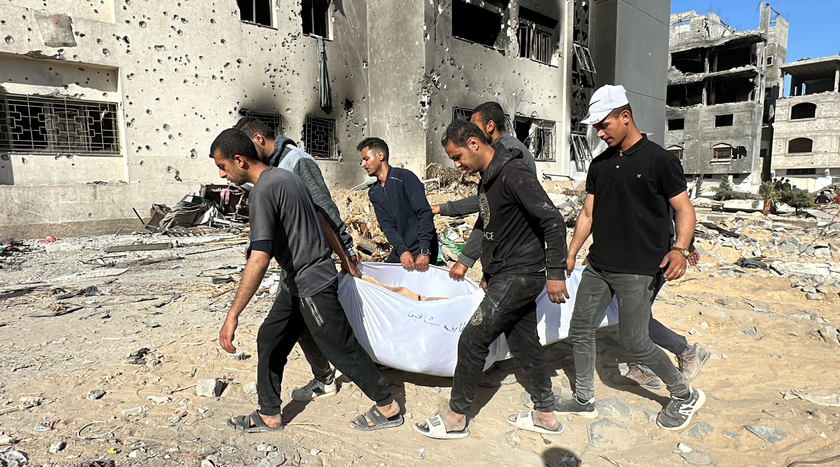 Hamas dünyaya ilan etti! Şifa Hastanesi'nde elleri bağlı diri diri gömülmüş cenazeler bulundu - 3. Resim