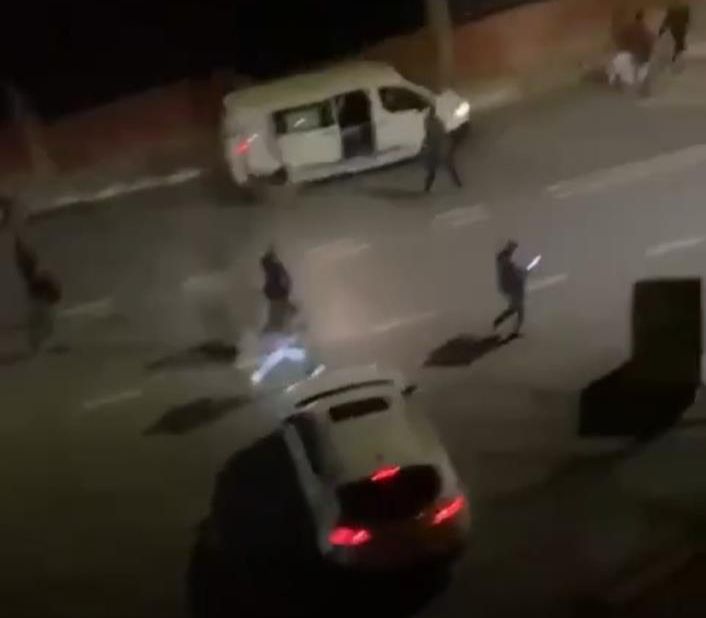 İstanbul'da gece yarısı se&ccedil;im kavgası! Akrabalar silahla &ccedil;atıştı, yaralılar var - 1. Resim