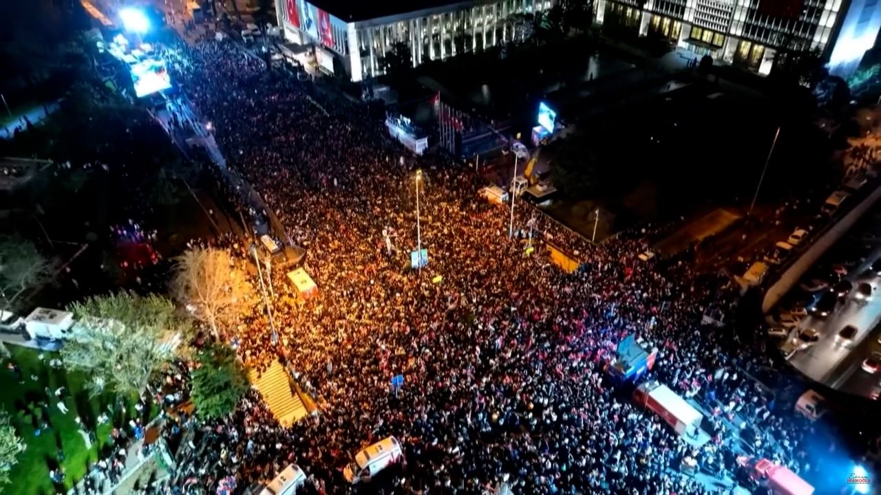 İstanbul'da yeniden seçilen İmamoğlu zafer konuşmasını yapıyor - 1. Resim