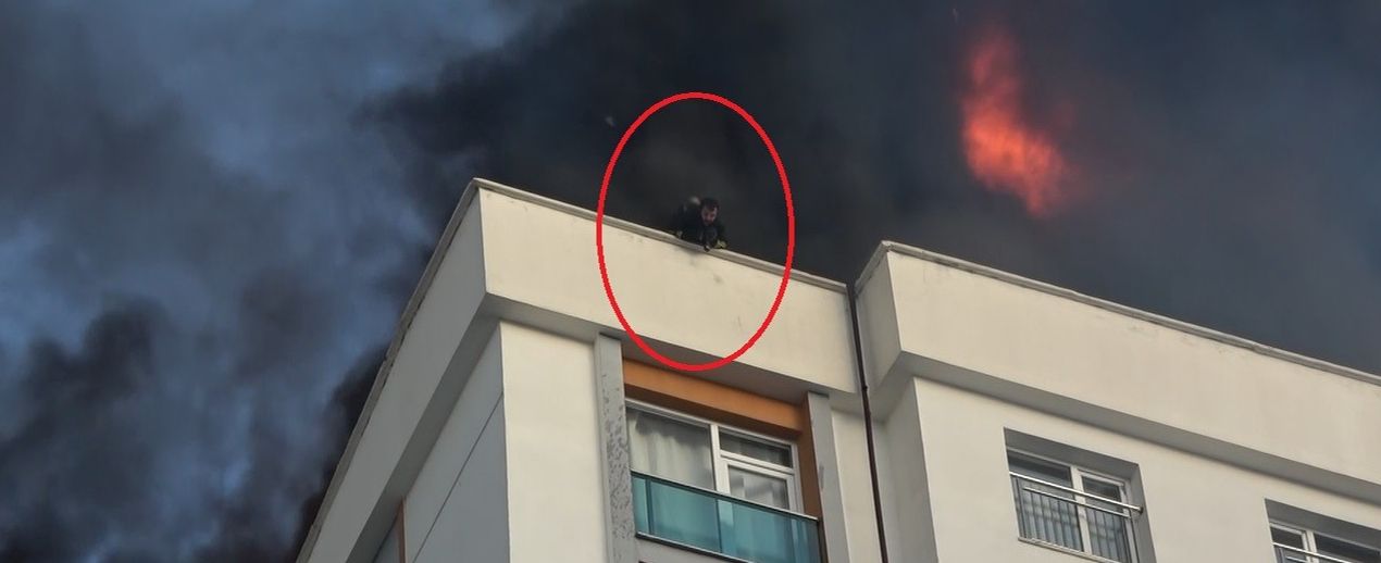 Korku dolu anlar kamerada! Alevler arasında kaldı, kendini itfaiye hortumuyla aşağı bıraktı - 1. Resim
