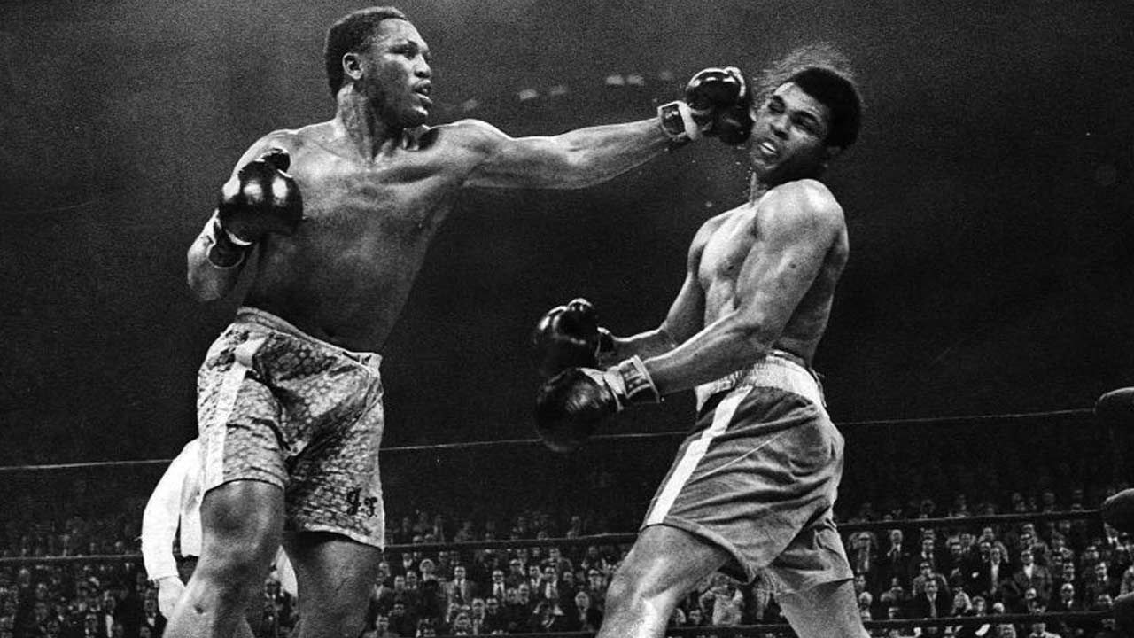 Muhammed Ali’nin Joe Frazier’e karşı efsanevi şampiyonluk maçında giydiği şort 5 milyon dolara satılacak