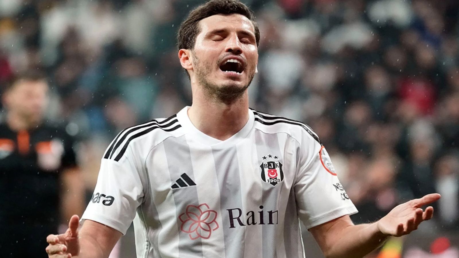 Salih Uçan Beşiktaş ile yol ayrımında! Trabzonspor, yıldız oyuncunun peşinde Salih Uçan Beşiktaş ile yol ayrımında! Trabzonspor, yıldız oyuncunun peşinde - 1. Resim