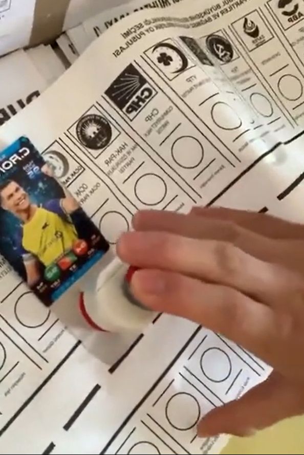 Yerel seçimlere damgasını vurdu! Sandıktan kendisine oy çıkan Mauro Icardi bakın ne yaptı Yerel seçimlere damgasını vurdu! Sandıktan kendisine oy çıkan Mauro Icardi bakın ne yaptı - 1. Resim