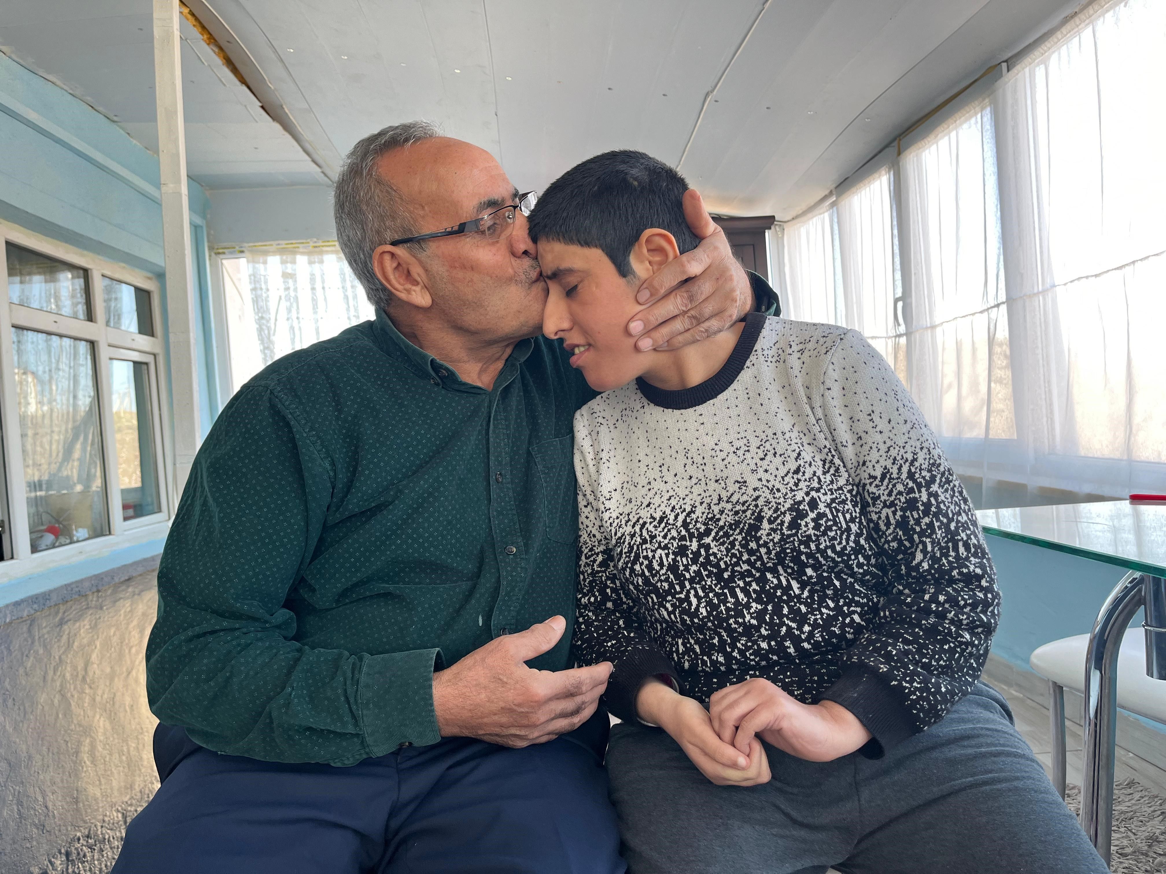 73 yaşındaki baba 'engel' tanımıyor! Zihinsel engelli kızını her gün sırtında taşıyor 73 yaşındaki baba 'engel' tanımıyor! Zihinsel engelli kızını sırtında taşıyor - 3. Resim