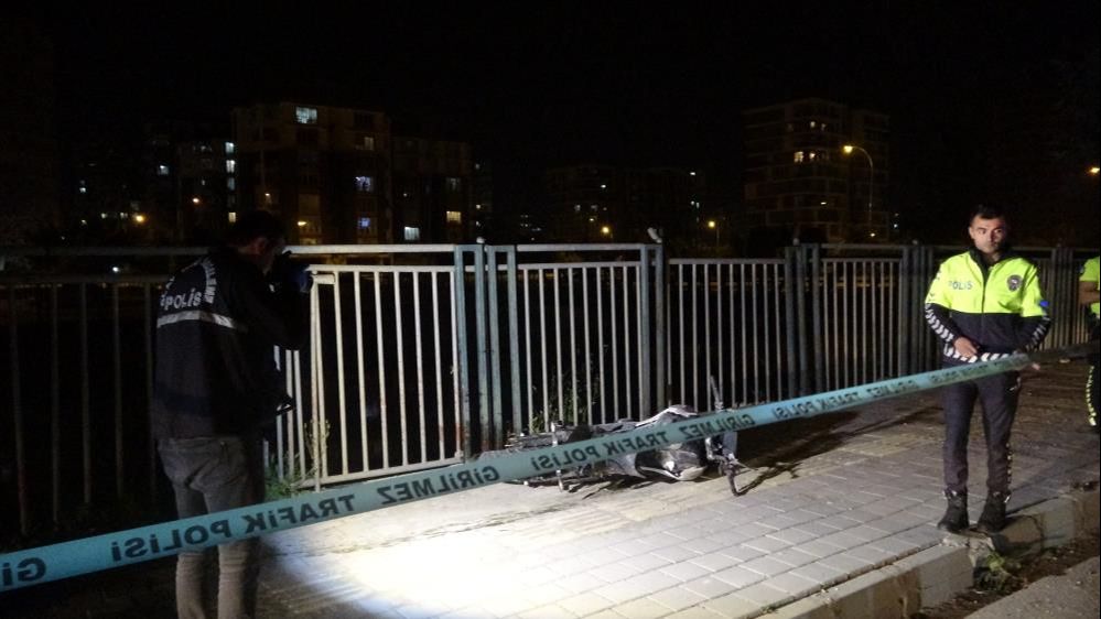 Adana'da feci kaza! Kontrolden &ccedil;ıkan motosiklet sonları oldu - 1. Resim