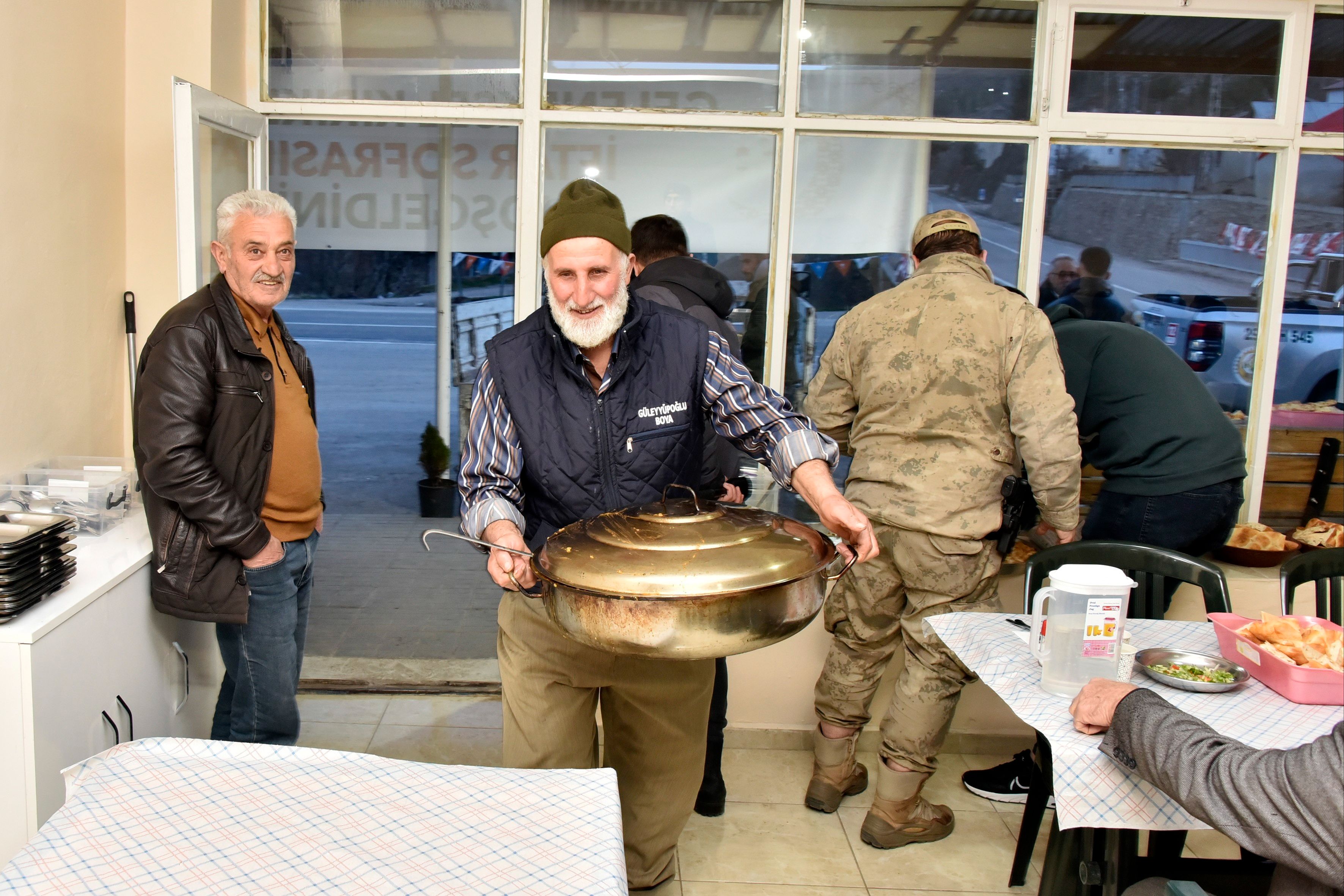 Bu köyde 20 yıldır yoldan geçenlere ücretsiz iftar veriliyor Bu köyde 20 yıldır yoldan geçenlere ücretsiz iftar veriliyor - 2. Resim