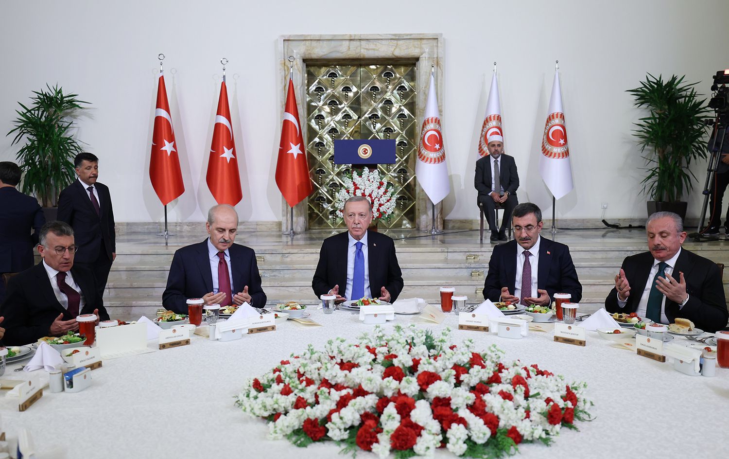 Cumhurbaşkanı Erdoğan, Numan Kurtulmuş'un Meclis'teki iftar programına katıldı Cumhurbaşkanı Erdoğan, Numan Kurtulmuş'un Meclis'teki iftar programına katıldı - 1. Resim