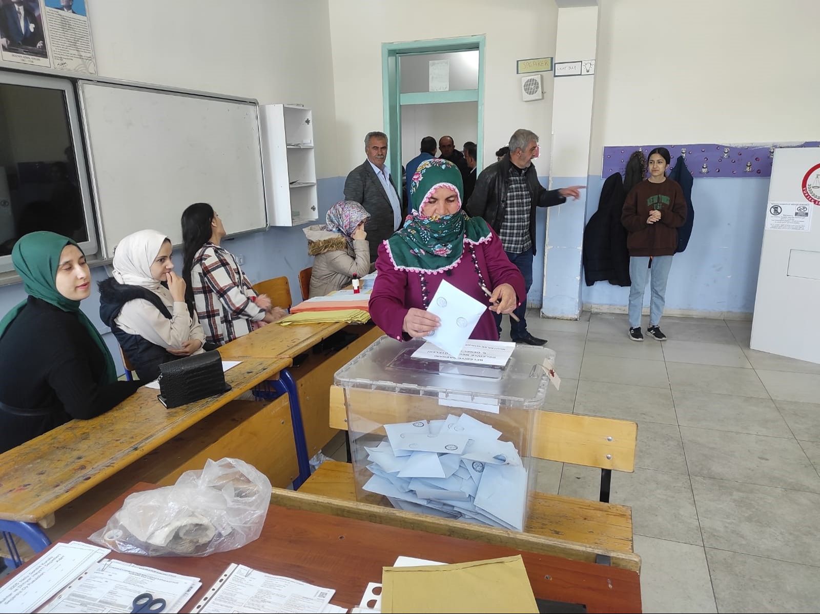 DEM Parti'de Batman hezimeti! 5 ilçenin tümünde hüsrana uğradı DEM Parti'de Batman hezimeti! 5 ilçenin tümünde hüsrana uğradı - 1. Resim