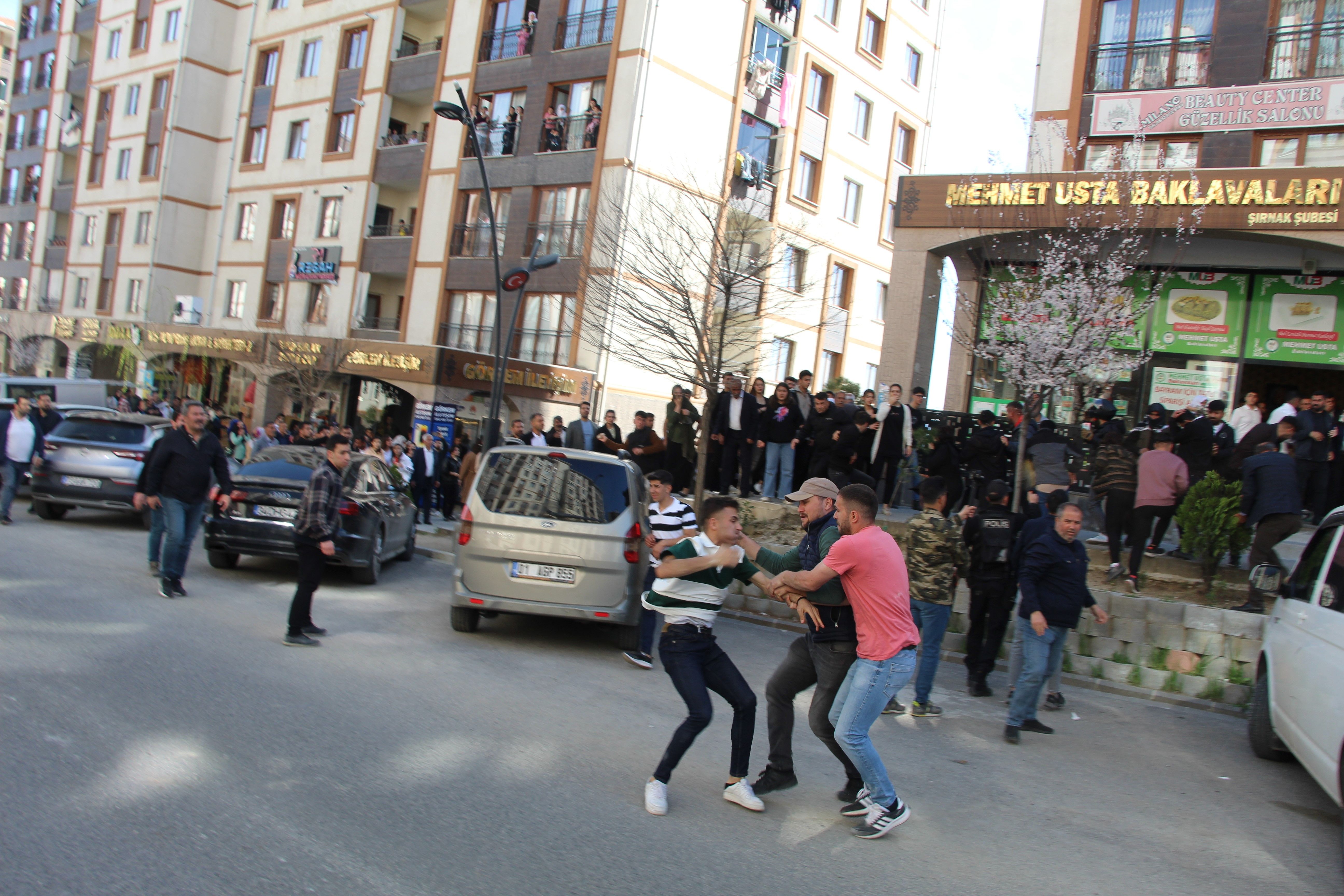 Van'ı kaybeden DEM, 6 ili karıştırdı! Polis DEM Parti ve PKK sempatizanlarına müdahale etti Diyarbakır ve Şırnak'ta izinsiz yürüyen DEM'lilere polis müdahale etti - 2. Resim