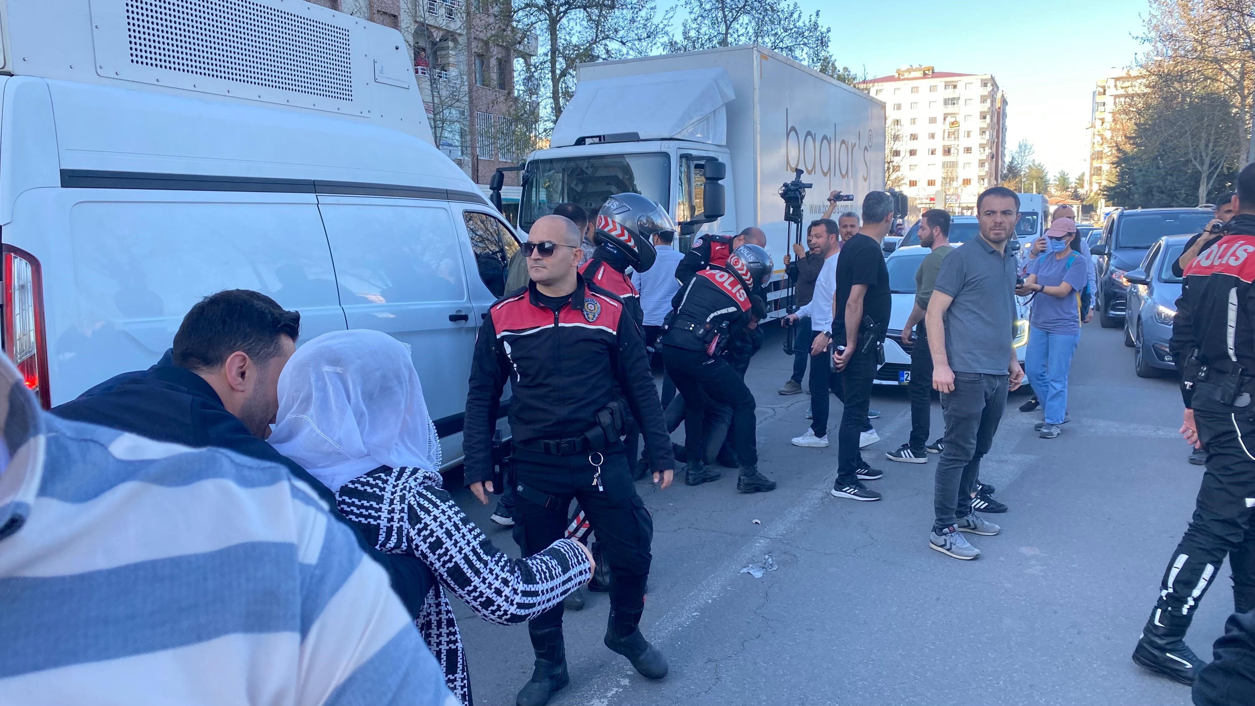 Van'ı kaybeden DEM, 6 ili karıştırdı! Polis DEM Parti ve PKK sempatizanlarına müdahale etti Diyarbakır ve Şırnak'ta izinsiz yürüyen DEM'lilere polis müdahale etti - 3. Resim
