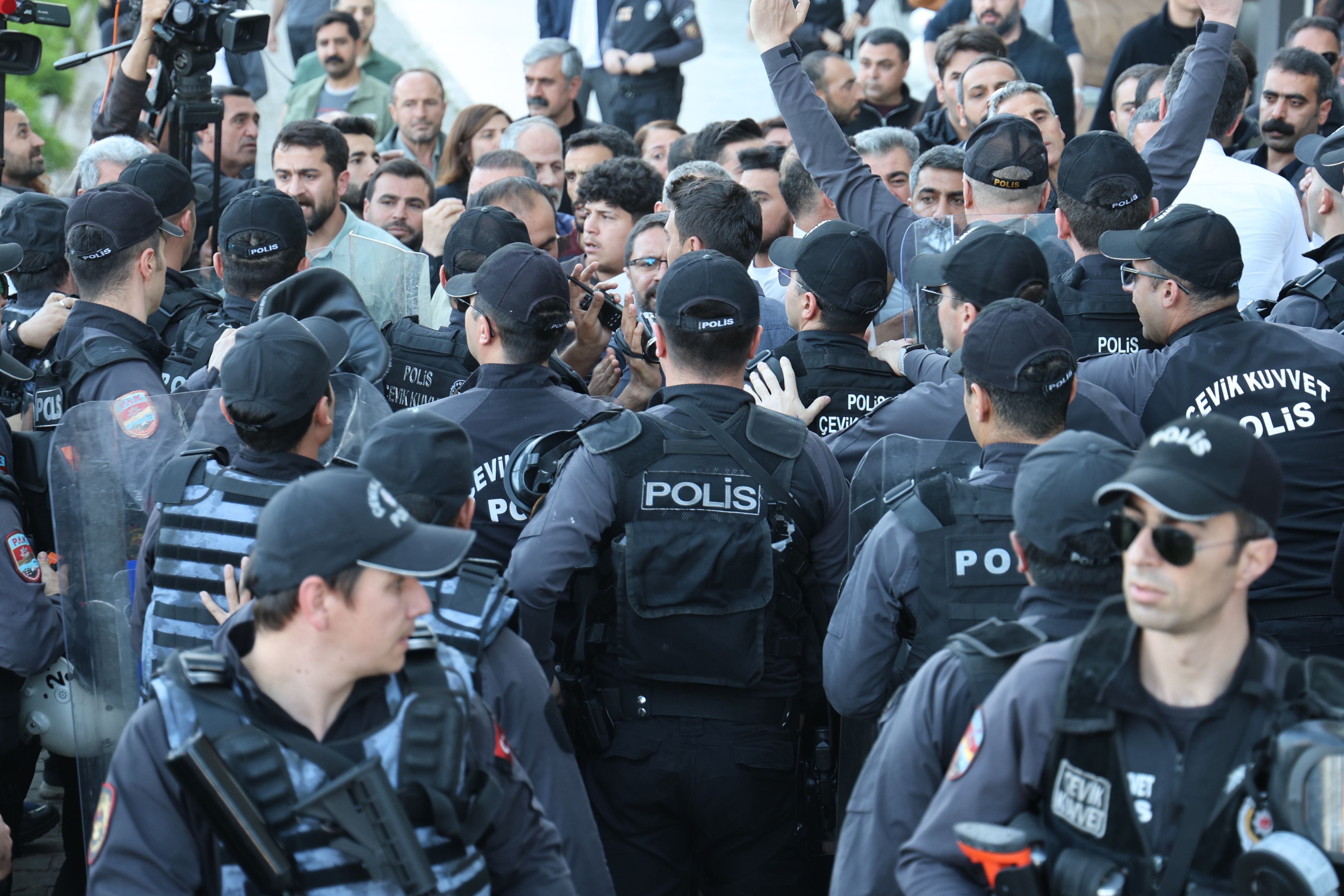 Van'ı kaybeden DEM, 6 ili karıştırdı! Polis DEM Parti ve PKK sempatizanlarına müdahale etti Diyarbakır ve Şırnak'ta izinsiz yürüyen DEM'lilere polis müdahalesi - 1. Resim