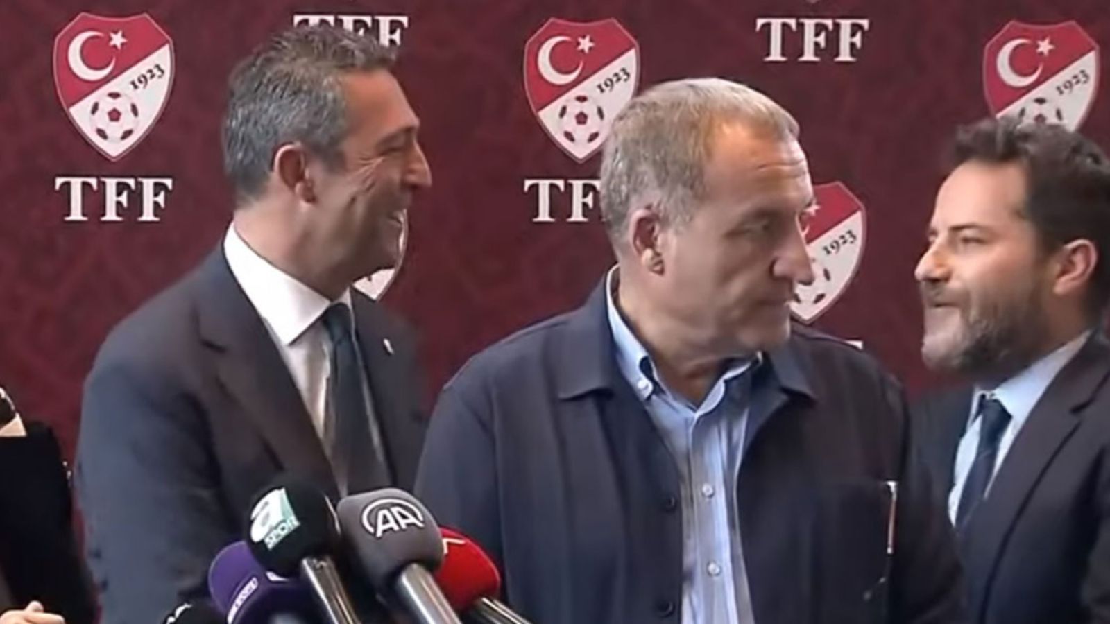 Fenerbahçe Başkanı Ali Koç tarihi genel kurulda ligden çekilme ile ilgili son kararı açıkladı Fenerbahçe'de tarihi genel kurul başladı! Başkan Ali Koç açıklama yapıyor - 2. Resim