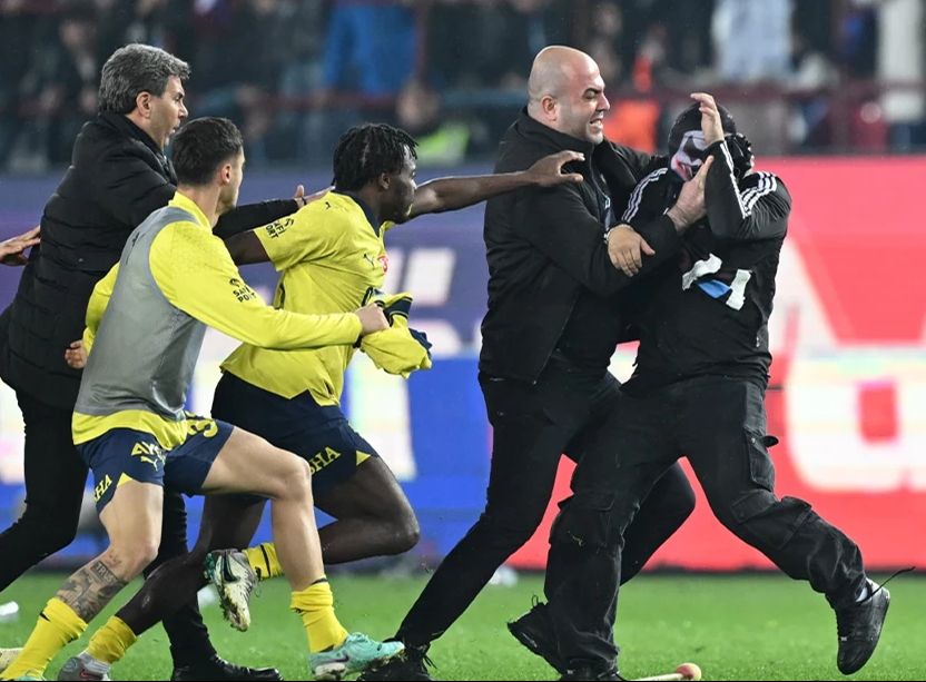 Hakemlere bir dokunan bin ah işitiyor! Flaş iddia: Onlar da yabancı hakem istiyor! Fenerbahçe ve Galatasaray... Hakemlere bir dokunan bin ah işitiyor! Flaş iddia: Onlar da yabancı hakem istiyor! Fenerbahçe ve Galatasaray... - 1. Resim