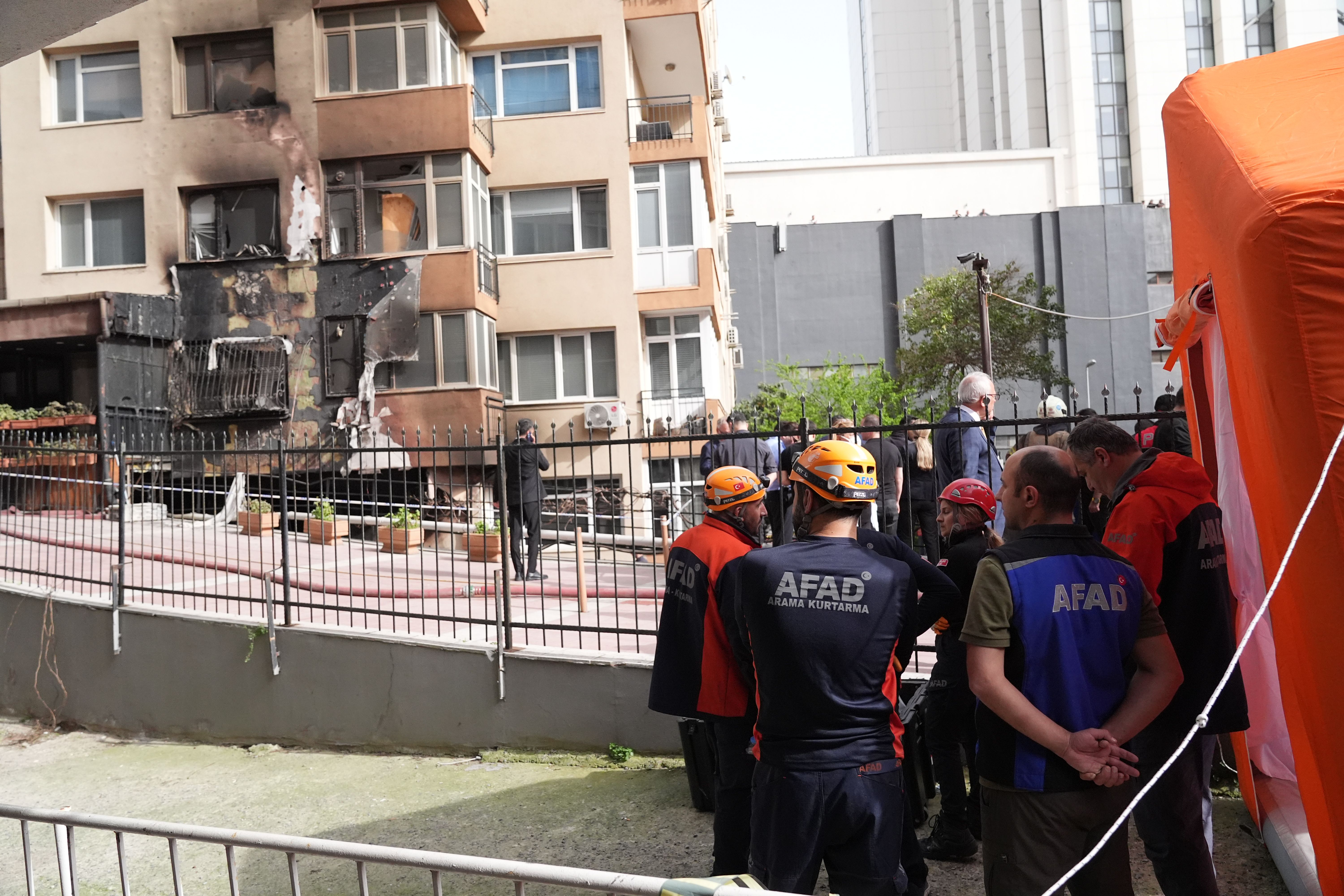 Şişli'de gece kulübünde can pazarı: 29 kişi hayatını kaybetti Şişli'de gece kulübünde can pazarı: 29 kişi hayatını kaybetti - 1. Resim
