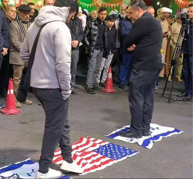 Tahran'da İsrail protestosu: Suriye'deki saldırı sonrası yüzlerce kişi meydanlara indi Tahran'da İsrail protestosu: Suriye'deki saldırı sonrası yüzlerce kişi meydanlara indi - 2. Resim