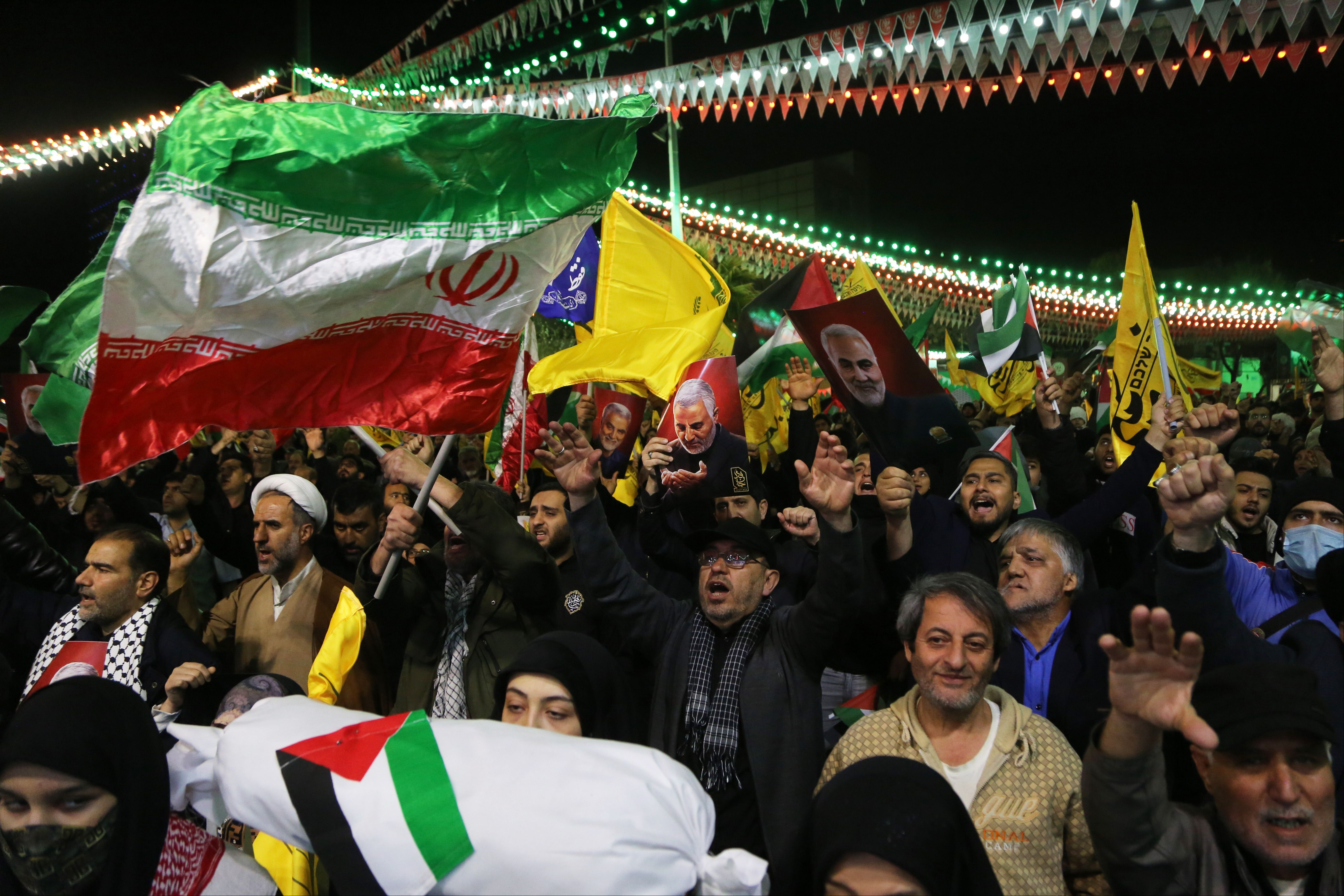 Tahran'da İsrail protestosu: Suriye'deki saldırı sonrası yüzlerce kişi meydanlara indi Tahran'da İsrail protestosu: Suriye'deki saldırı sonrası yüzlerce kişi meydanlara indi - 1. Resim