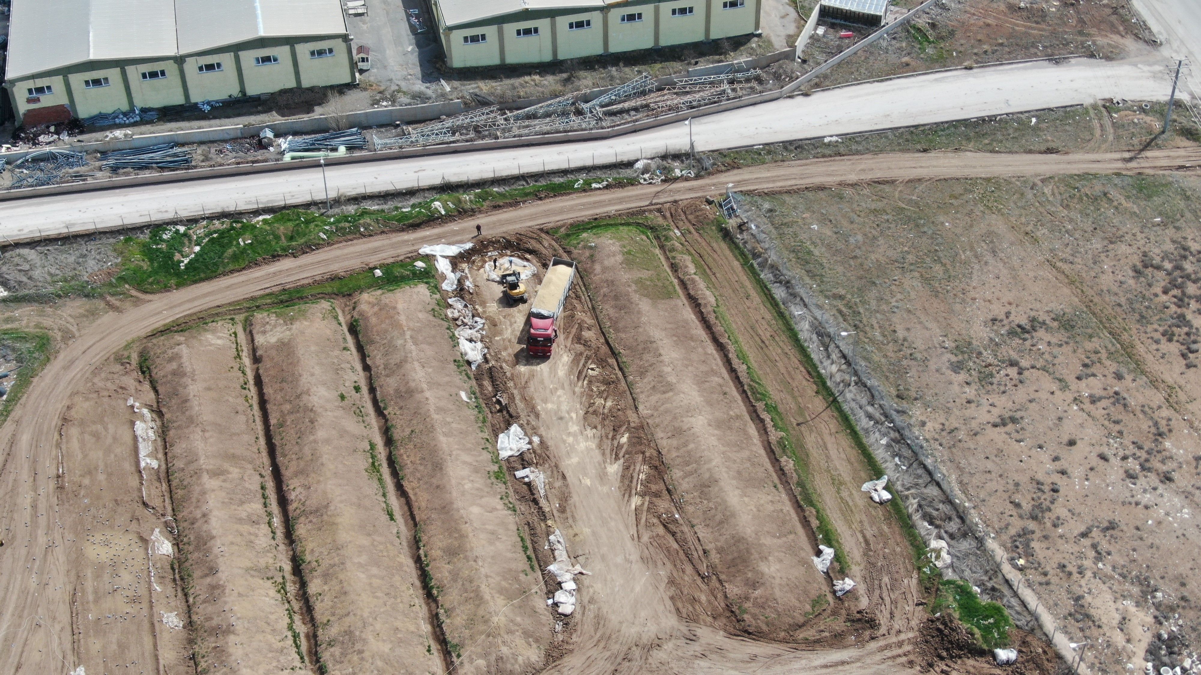 Topraktan sofraya: Geçen sene gömülen buğdaylar çıkarılmaya başlandı Topraktan sofraya: Geçen sene gömülen buğdaylar çıkarılmaya başlandı - 3. Resim