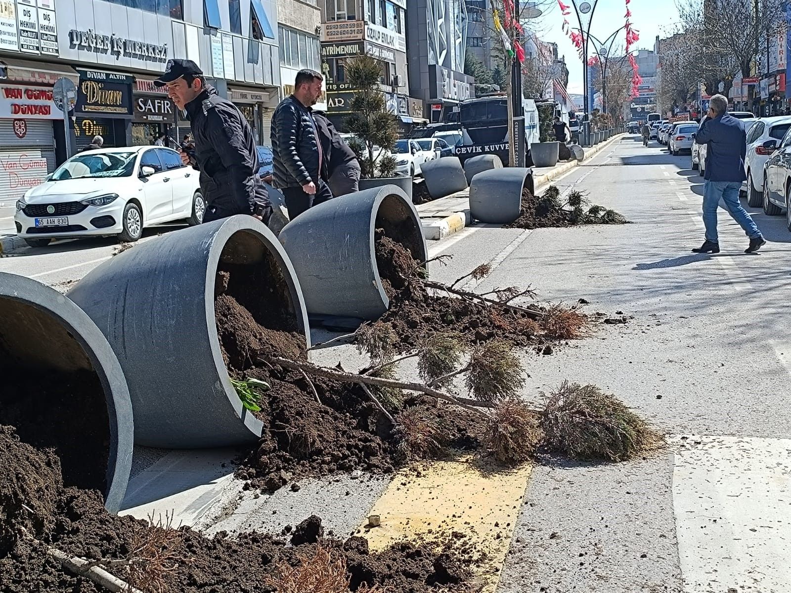 Van'da başkanlık AK Parti'ye geçti, DEM Partililer ile polisler arasında olaylar çıktı Van'da başkanlık AK Parti'ye geçti, DEM Partililer ile polisler arasında olaylar çıktı - 1. Resim