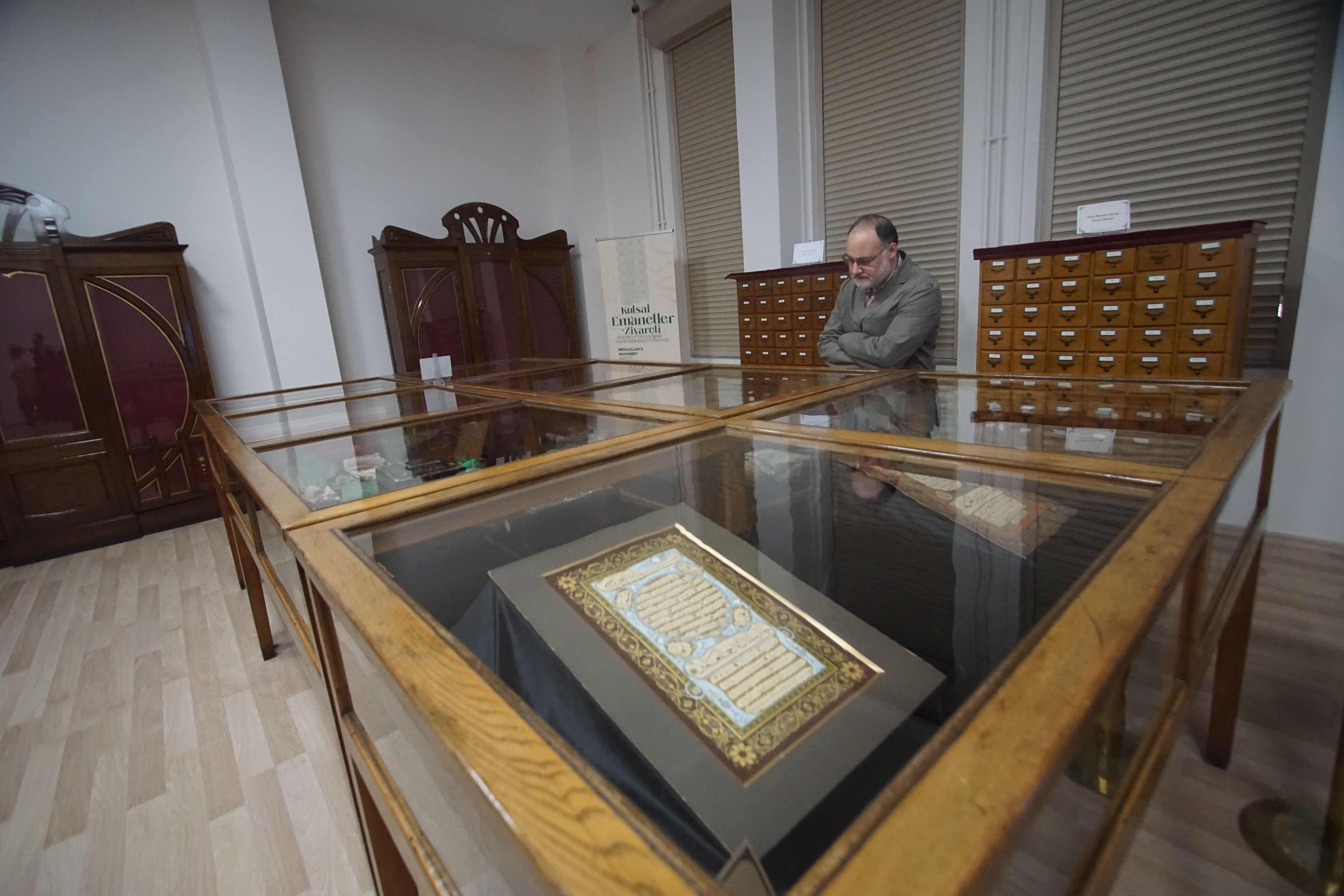 100 yıldır üniversitede korunuyorlardı, Mukaddes Emanetler kütüphanede gün yüzüne çıktı Yüzyıldır saklanan  mukaddes emanetler ziyarete açıldı! İstanbul Üniversitesi programa "Resulullaha muhabbet esastır" diyerek başladı - 5. Resim