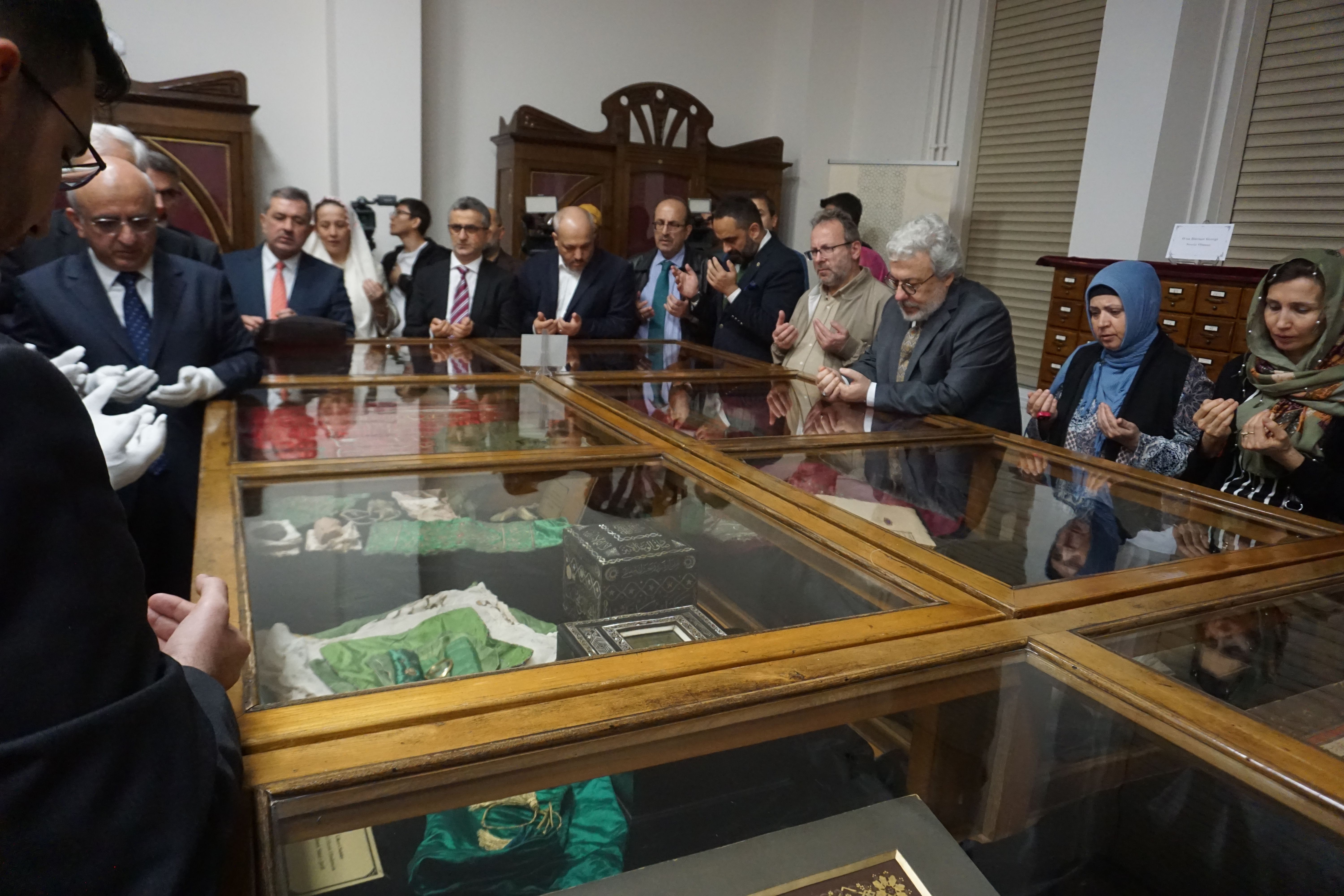 100 yıldır üniversitede korunuyorlardı, Mukaddes Emanetler kütüphanede gün yüzüne çıktı Yüzyıldır saklanan  mukaddes emanetler ziyarete açıldı! İstanbul Üniversitesi programa "Resulullaha muhabbet esastır" diyerek başladı - 1. Resim