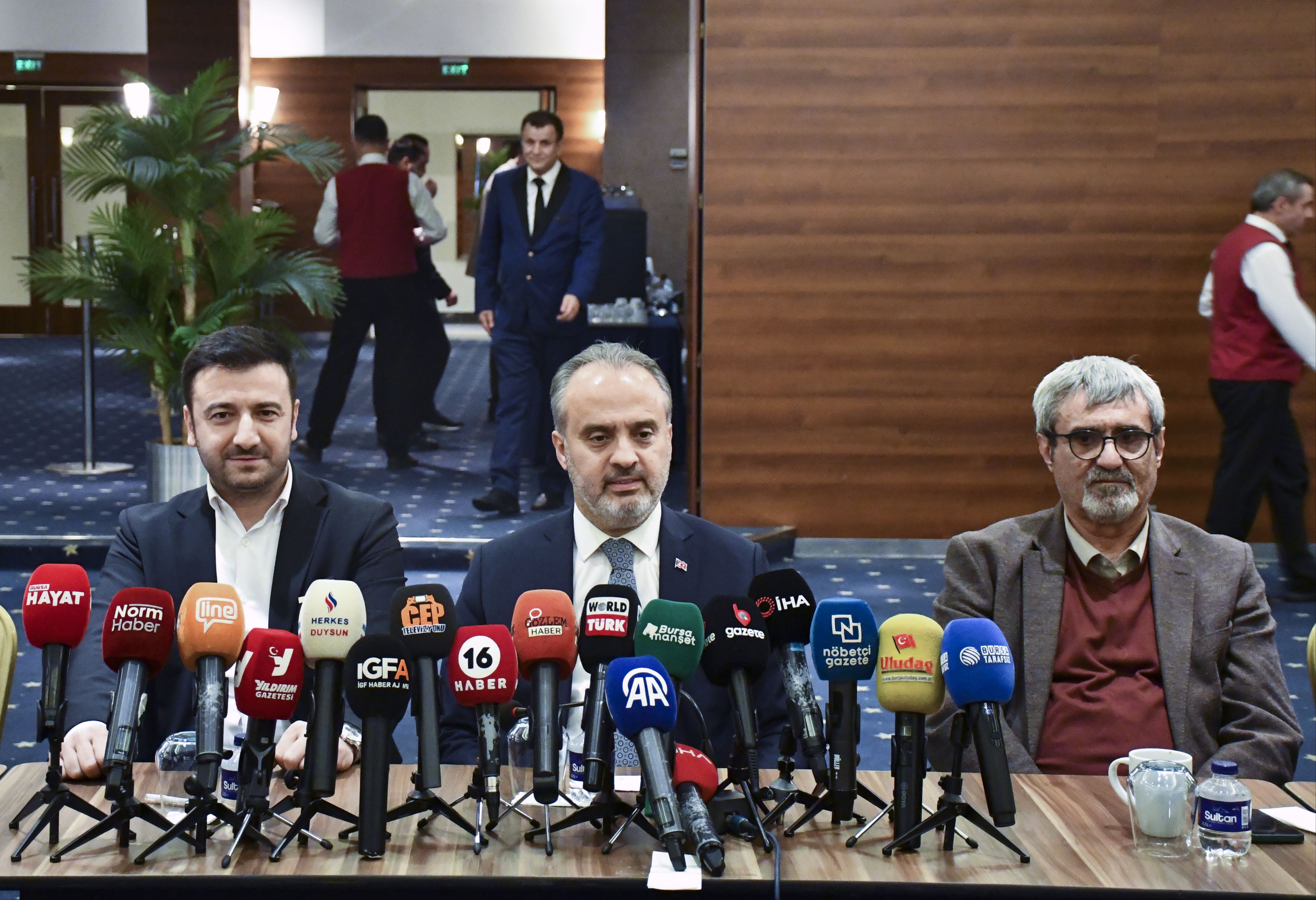 Alinur Aktaş'tan Bursa'ya veda: 'Neticesi kötü olur' diyerek Demirel'in sözlerini hatırlattı Alinur Aktaş'tan Bursa'ya veda: 'Neticesi kötü olur' diyerek Demirel'in sözlerini hatırlattı - 1. Resim