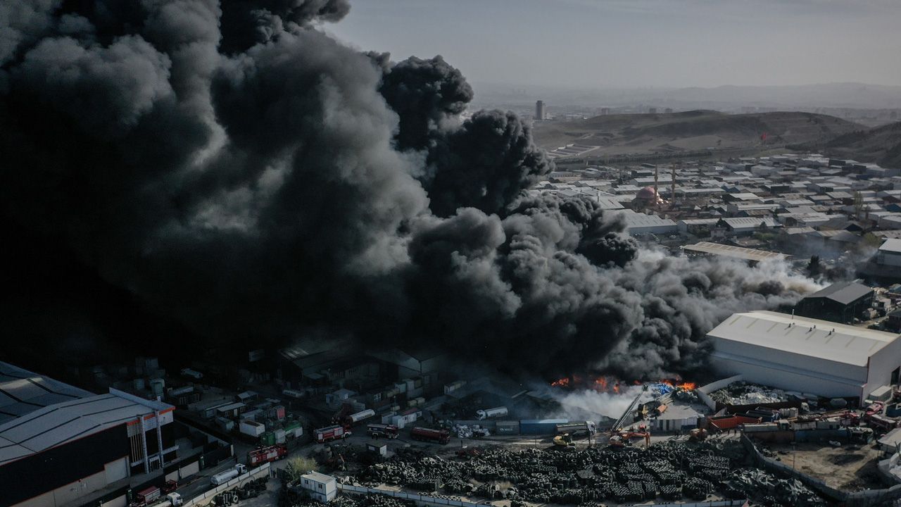 Ankara'da geri dönüşüm tesisinde yangın...Alevler saatler sonra kontrol altına alındı Ankara'da geri dönüşüm tesisinde yangın... Art arda patlamalar meydana geliyor - 1. Resim