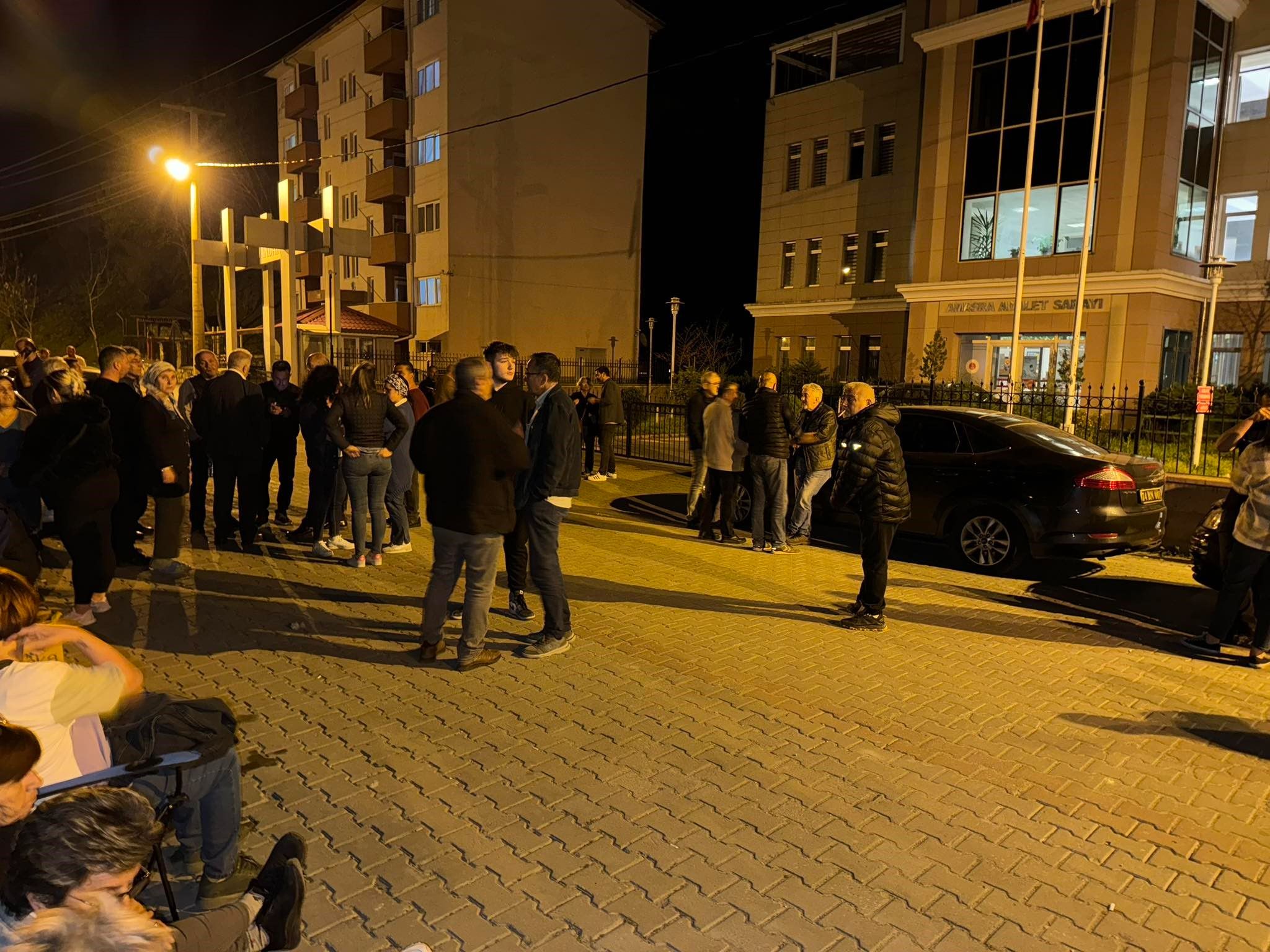 Bir seçim gerginliği de Amasra'da: İtiraz kararı sonrası CHP'liler nöbette Bir seçim gerginliği de Amasra'da: İtiraz kararı sonrası CHP'liler nöbette - 2. Resim