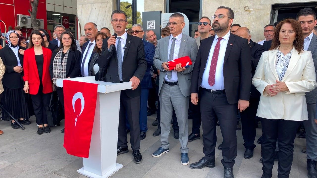 CHP'li başkan, ikinci dönemine Kur'an-ı Kerim'i öperek başladı - 1. Resim